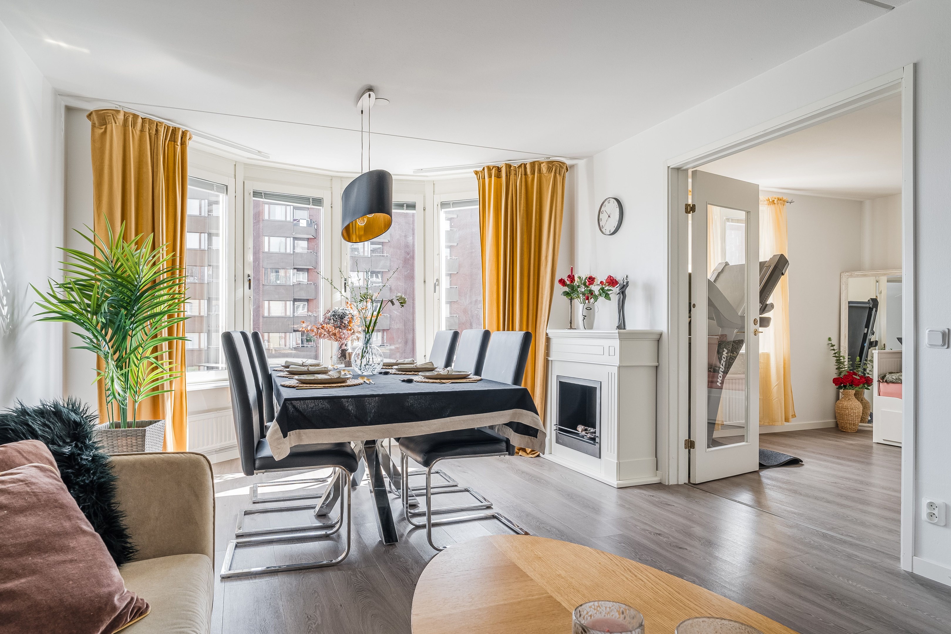 Ljust vardagsrum med burspråk