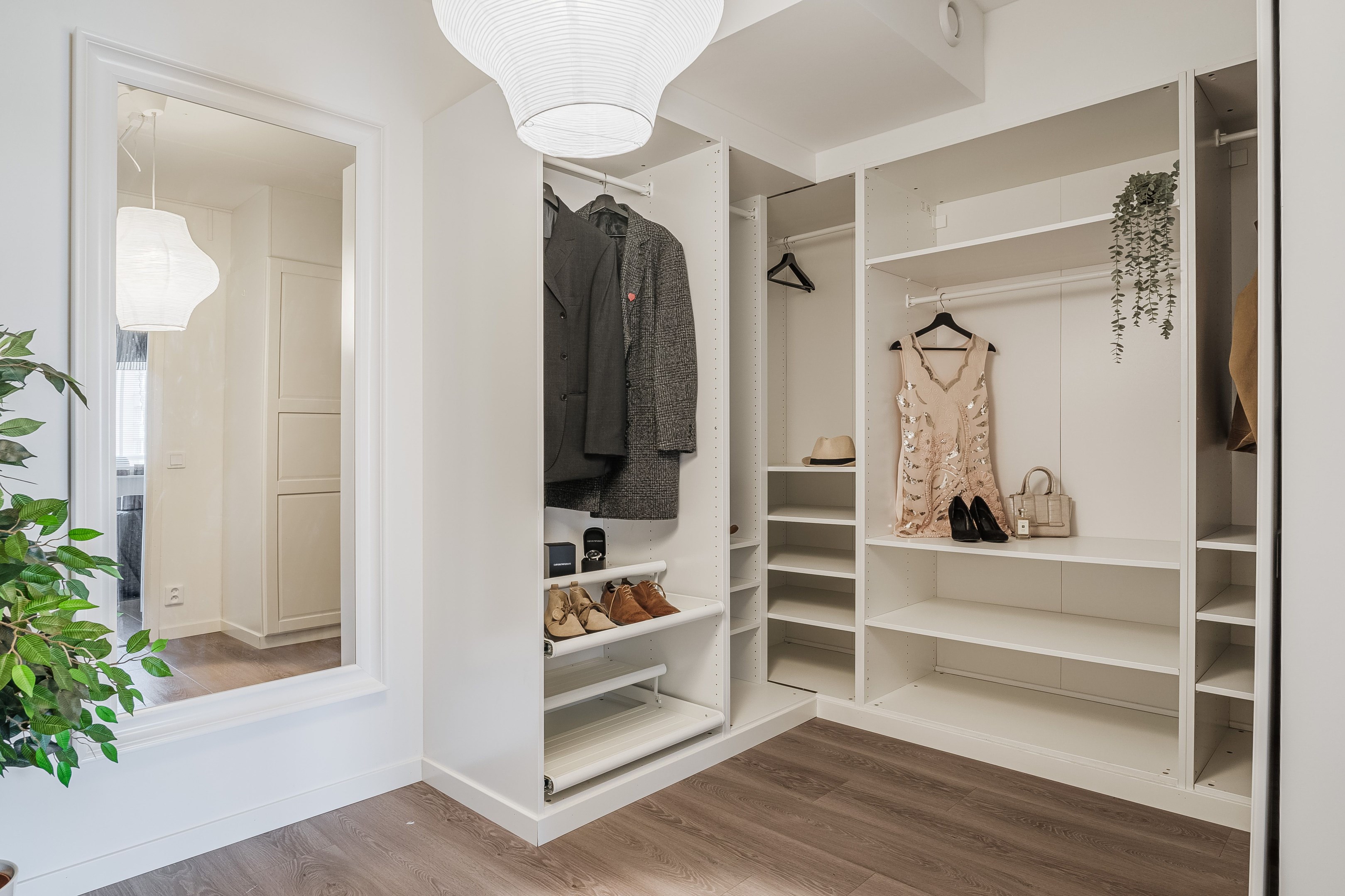 Walk in closet i anslutning till sovrum I. Kan också vara sovrum III