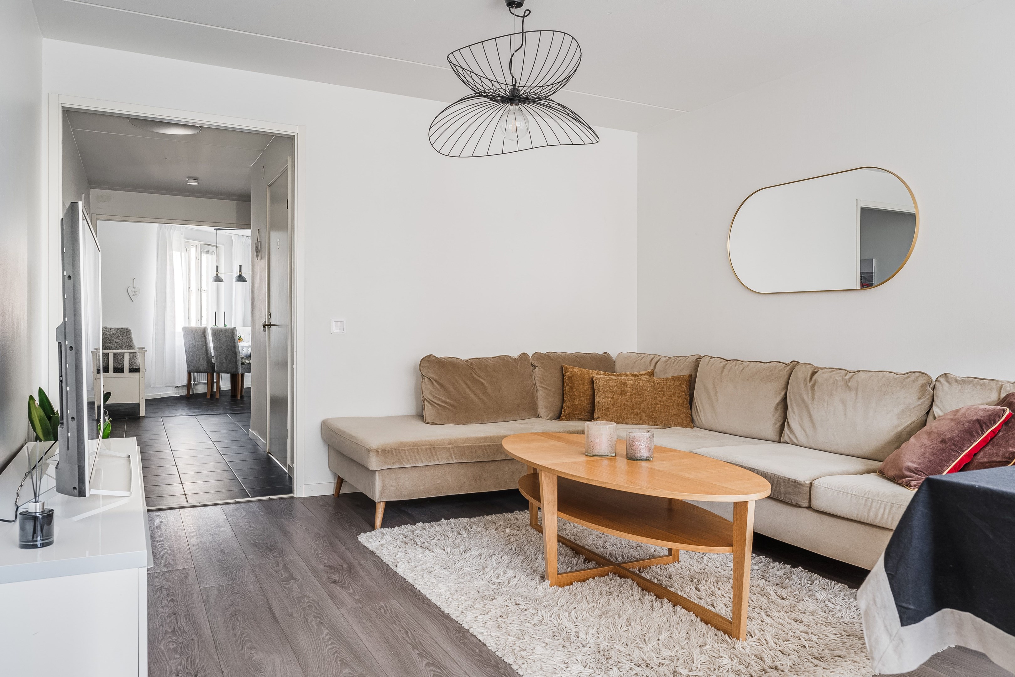 Vardagsrum sett mot hall/kök