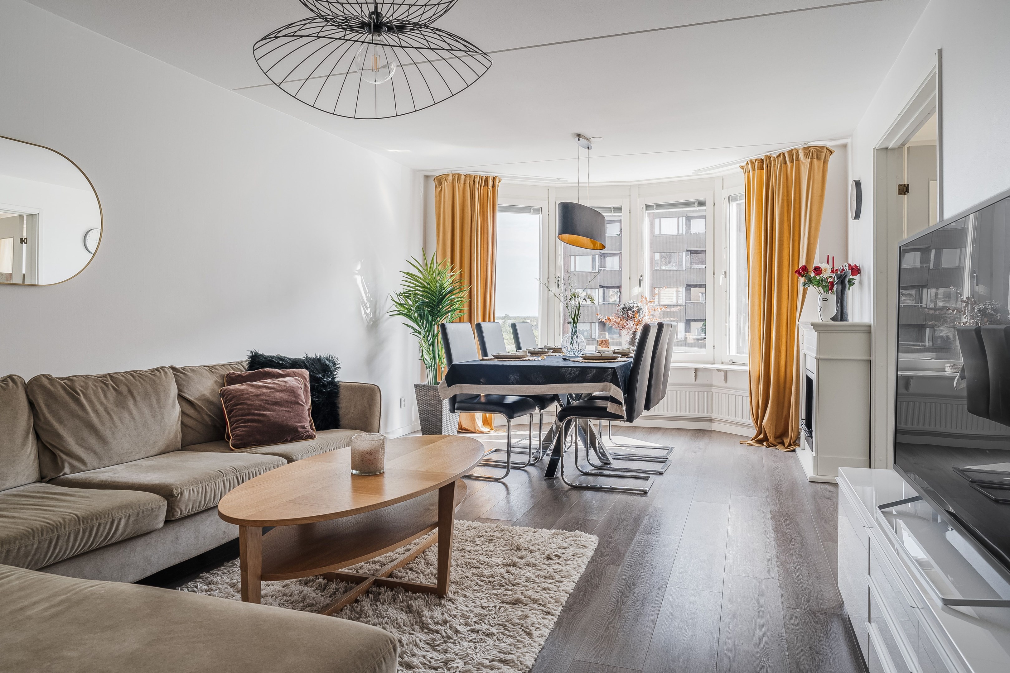 Plats för soffgrupp och matgrupp