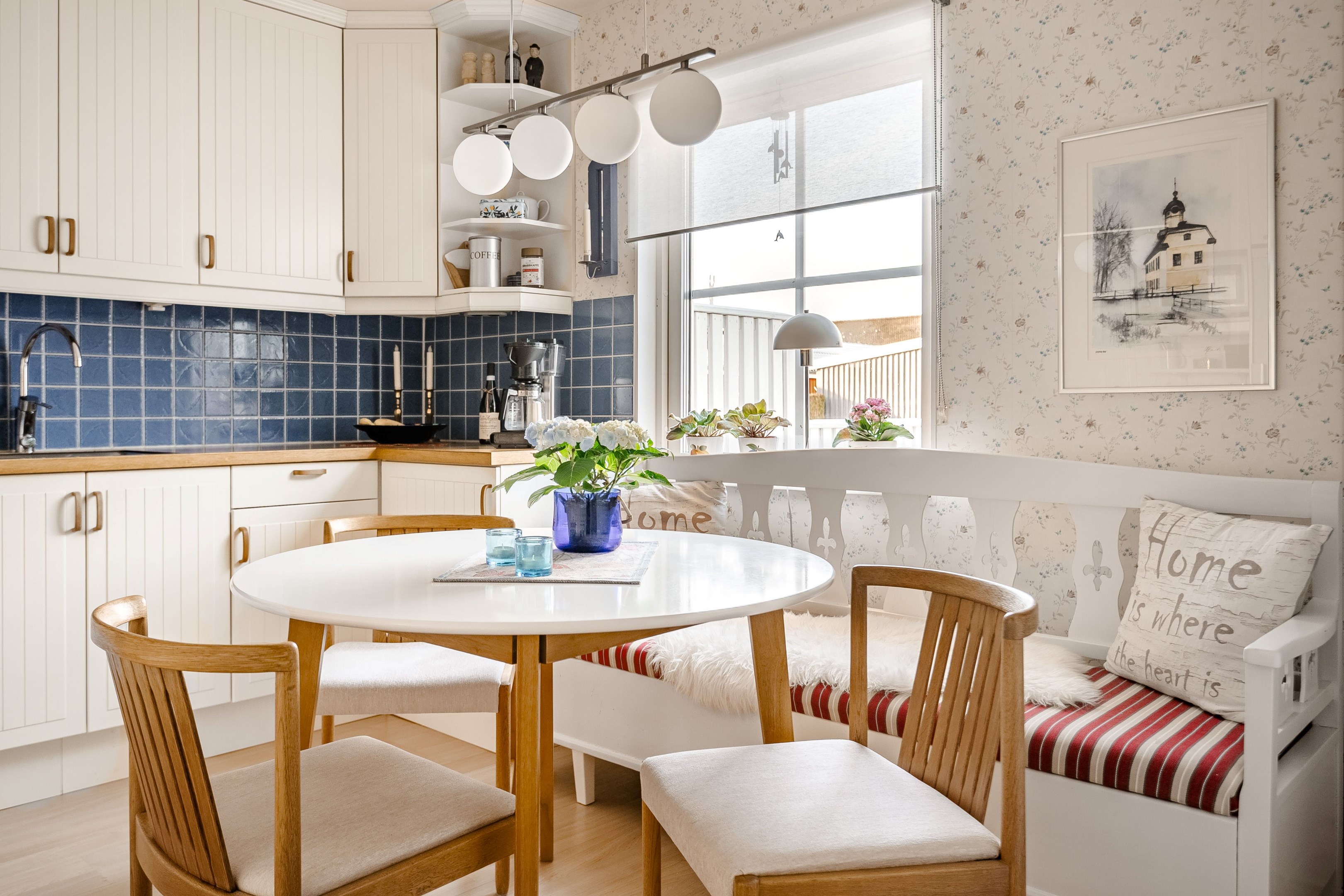 Här finns det plats för ett ordentligt matbord intill fönstret
