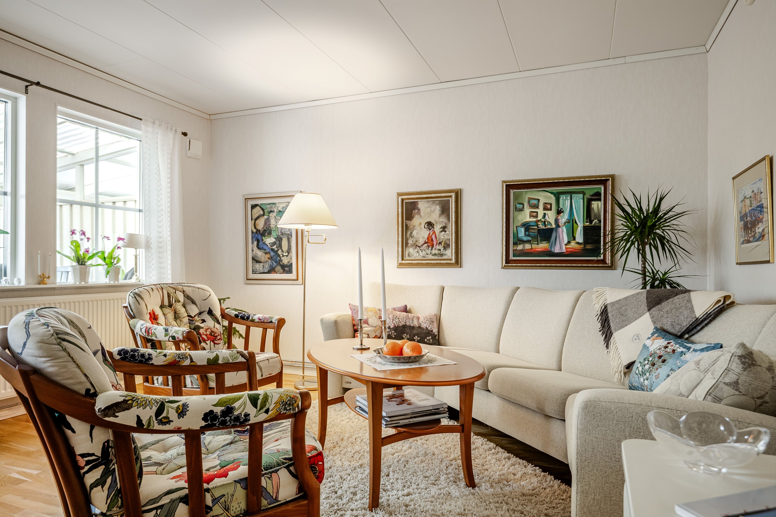Här finns det plats för både matbord och soffhörna