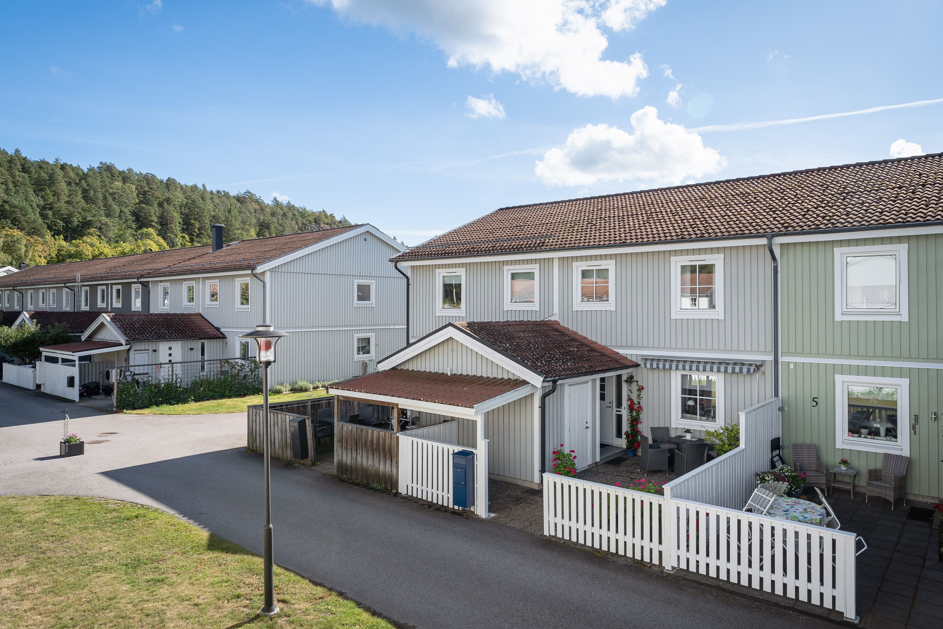Bilfri innergård med lekplats. Förråd