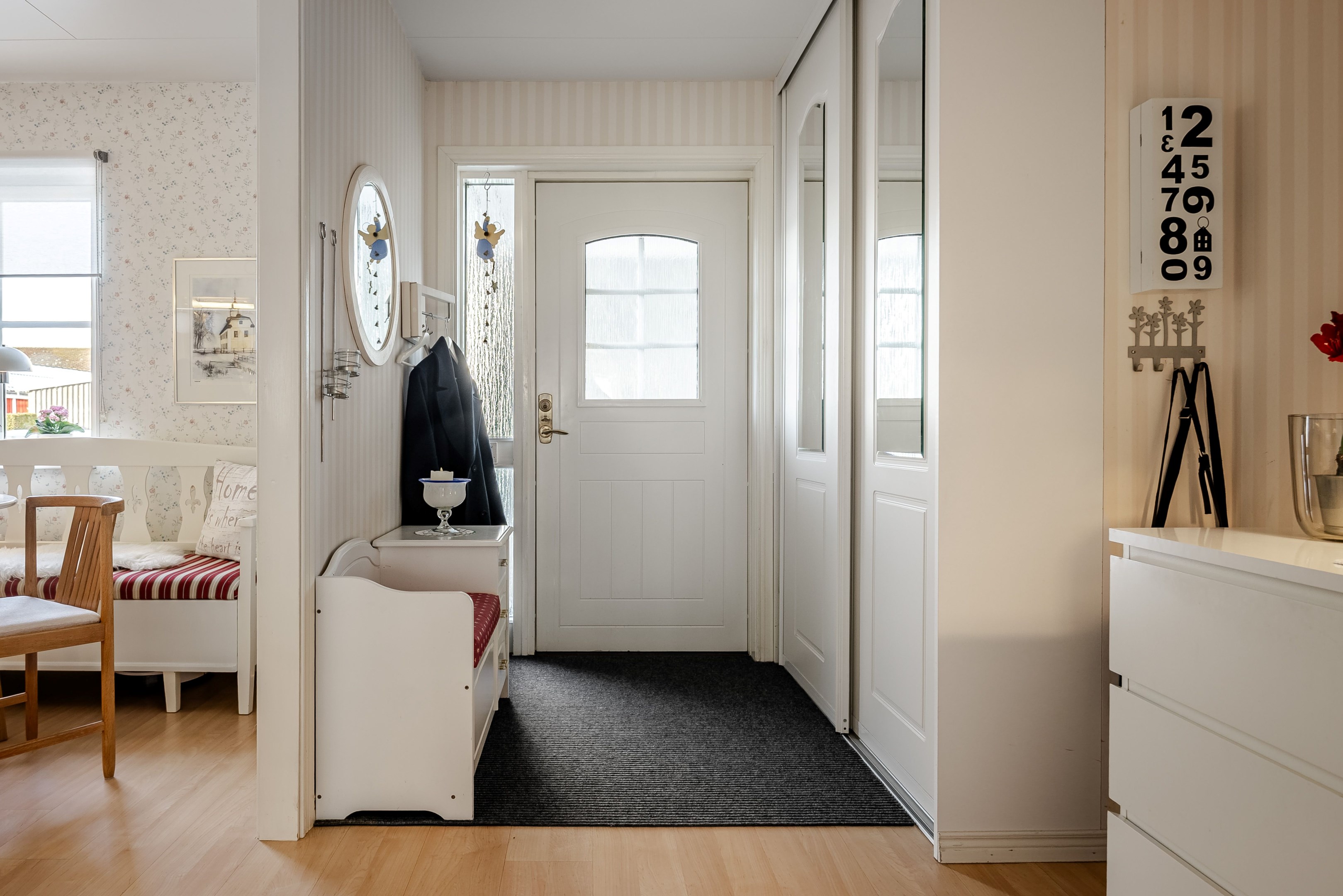 Entré och hall med stor garderob