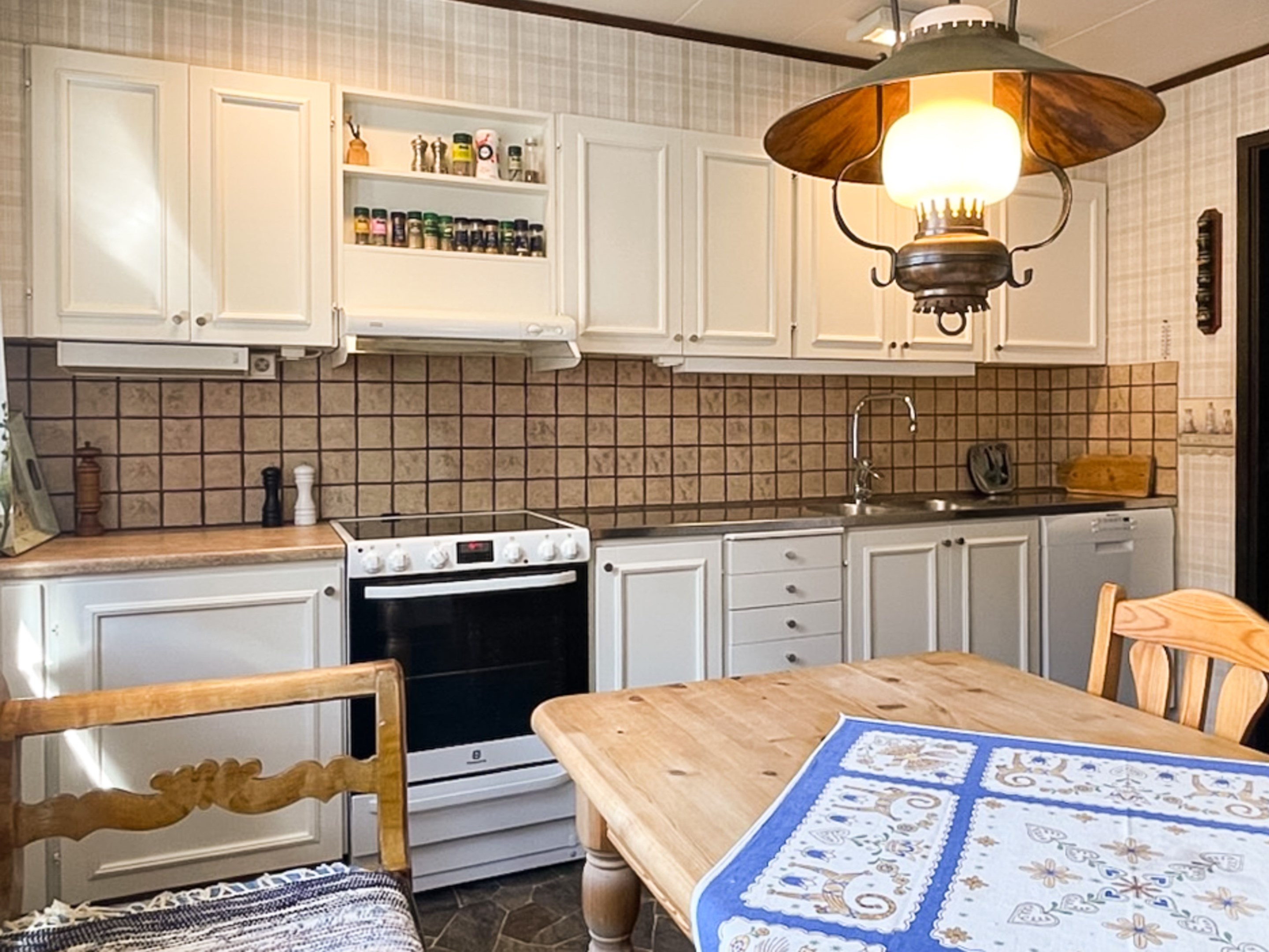 Gott om förvaringsskåp och arbetsbänkar