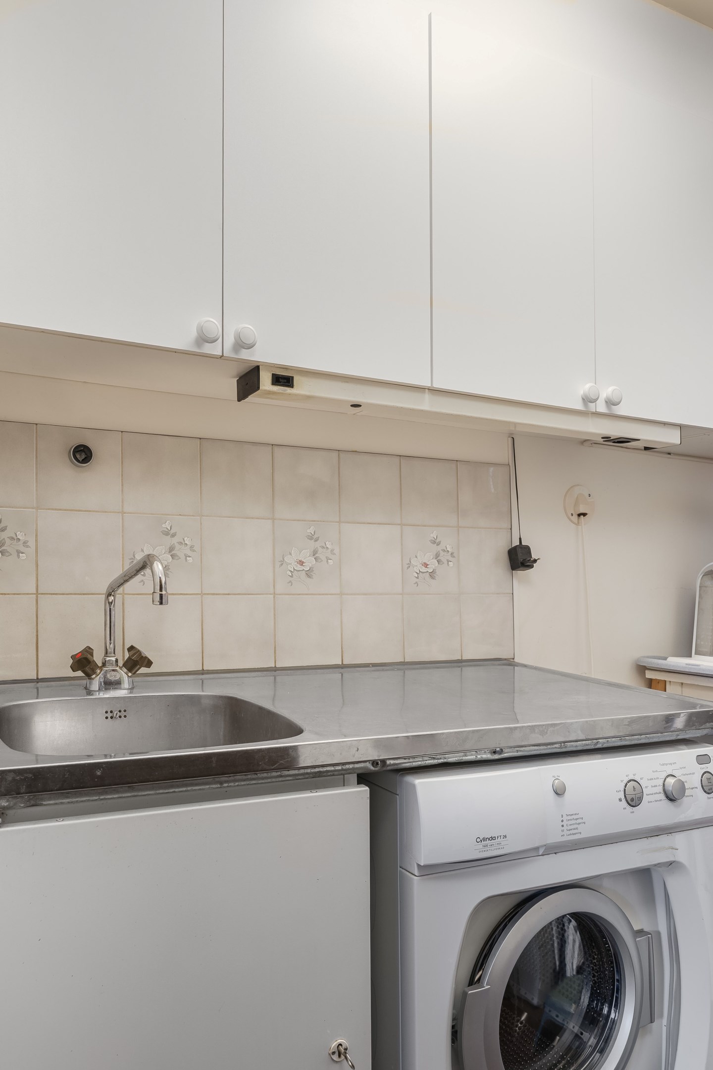 Tvättavdelning med nyare tvättmaskin
