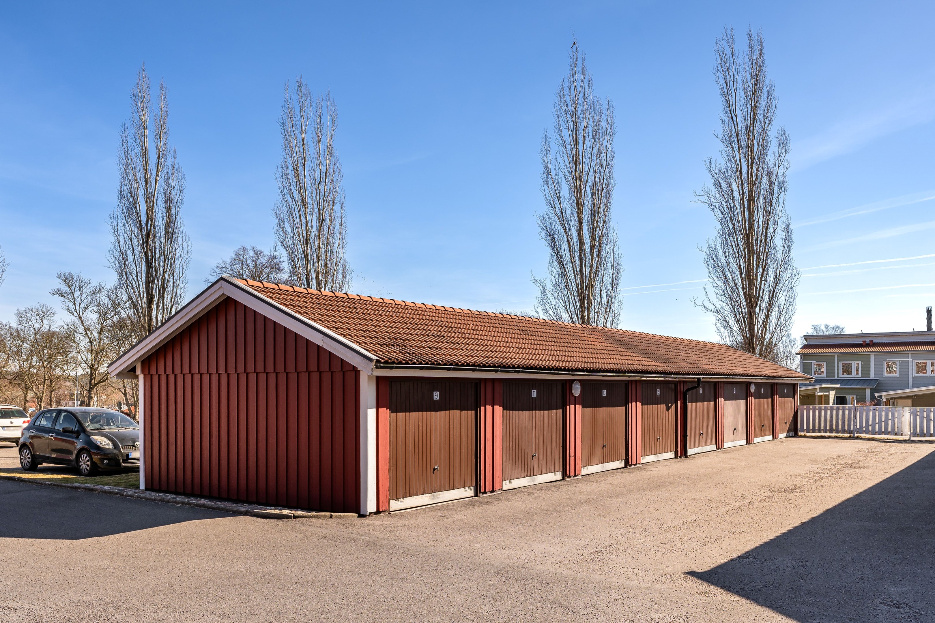En garageplats tillhör radhuset