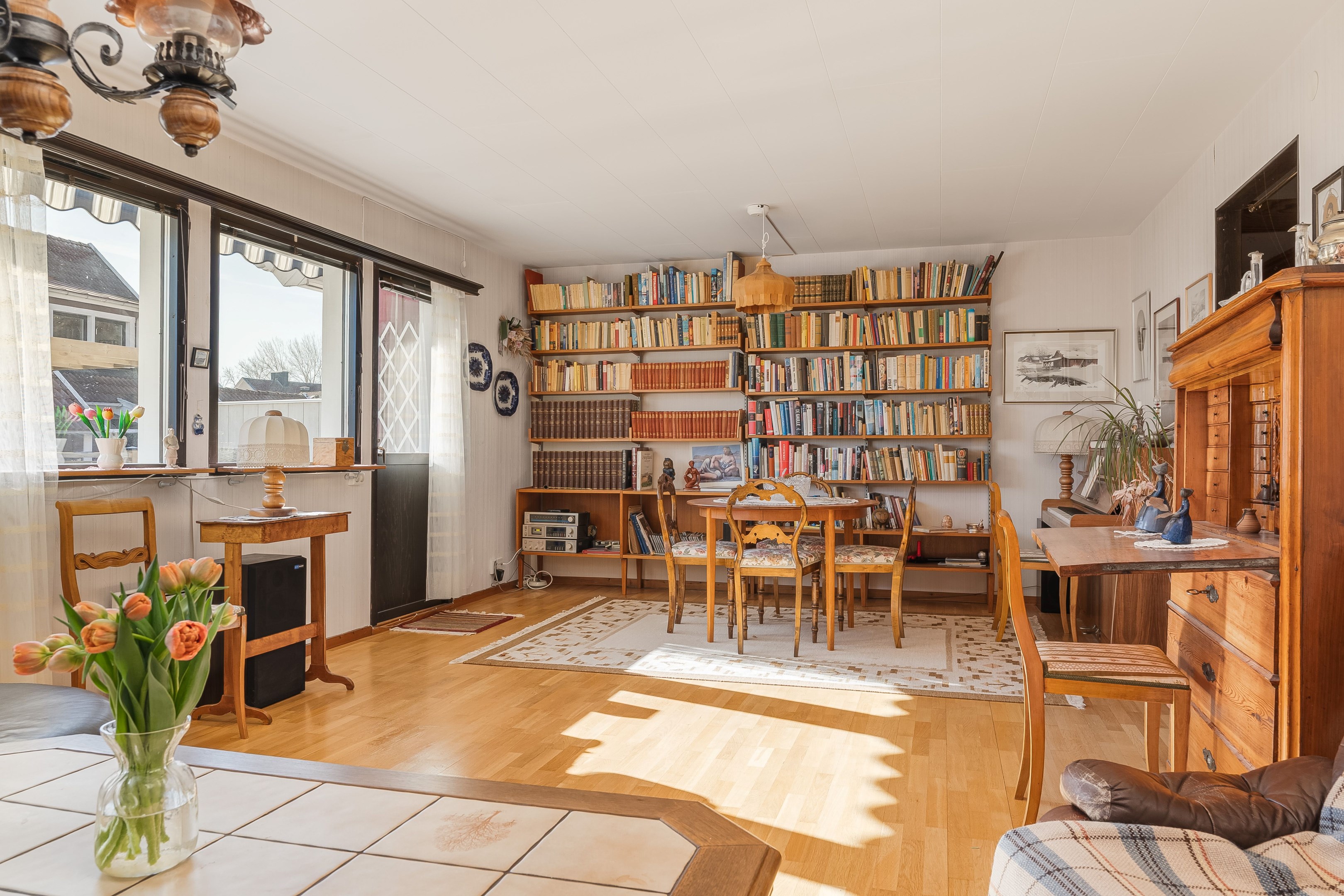 Vardagsrum med plats för matbord