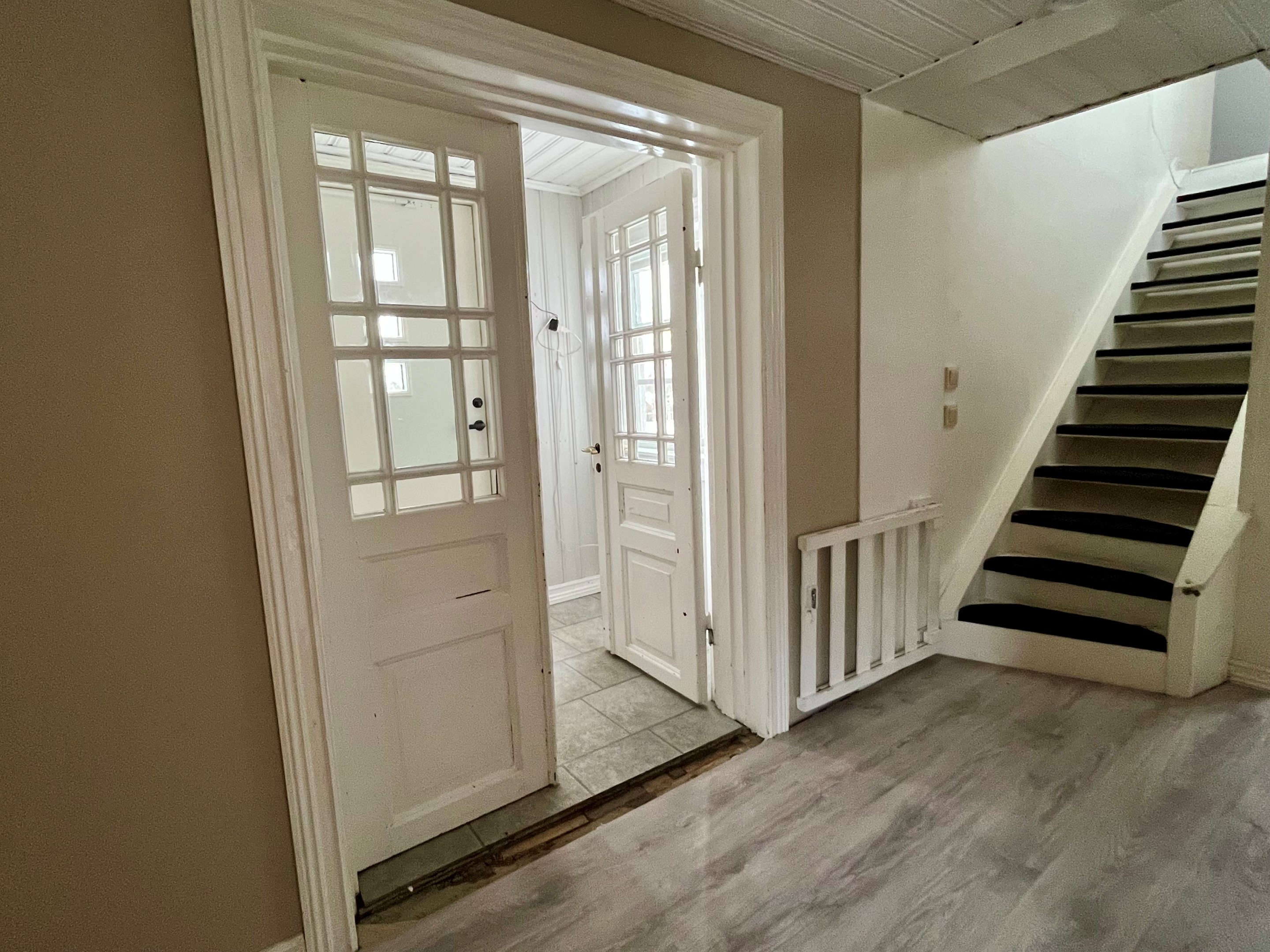 Inre hall med nytt lamniatgolv