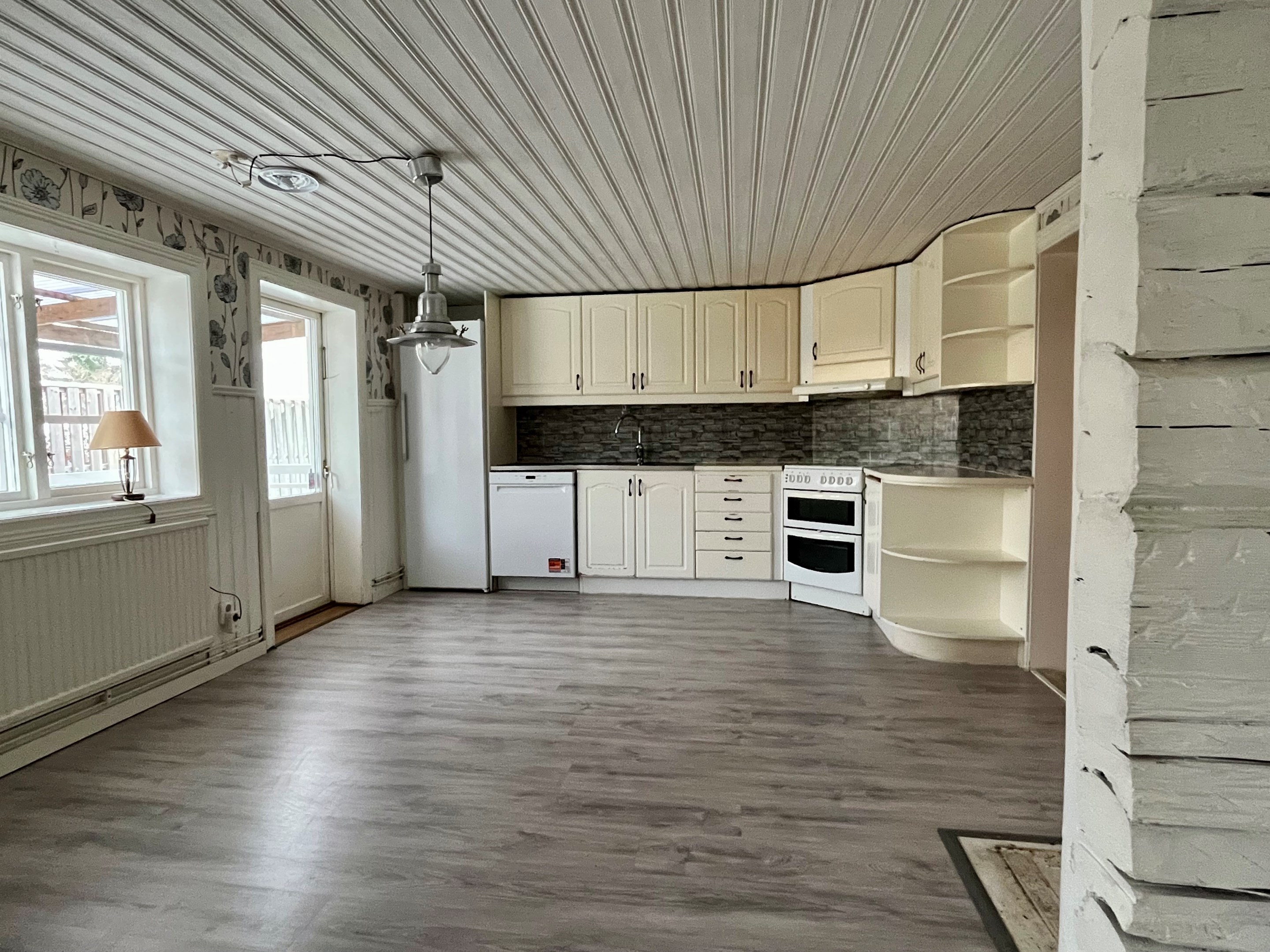 Kök med nytt laminatgolv