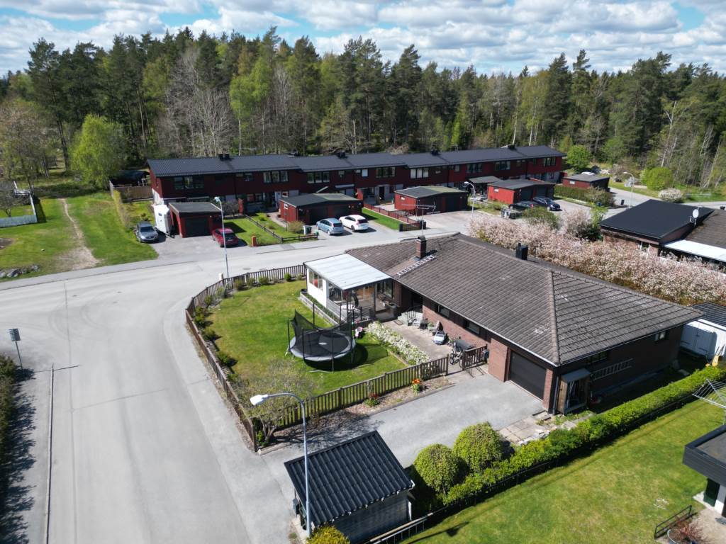 Harvvägen 1. Barnvänligt läge utan genomfartstrafik. Gångväg till skola