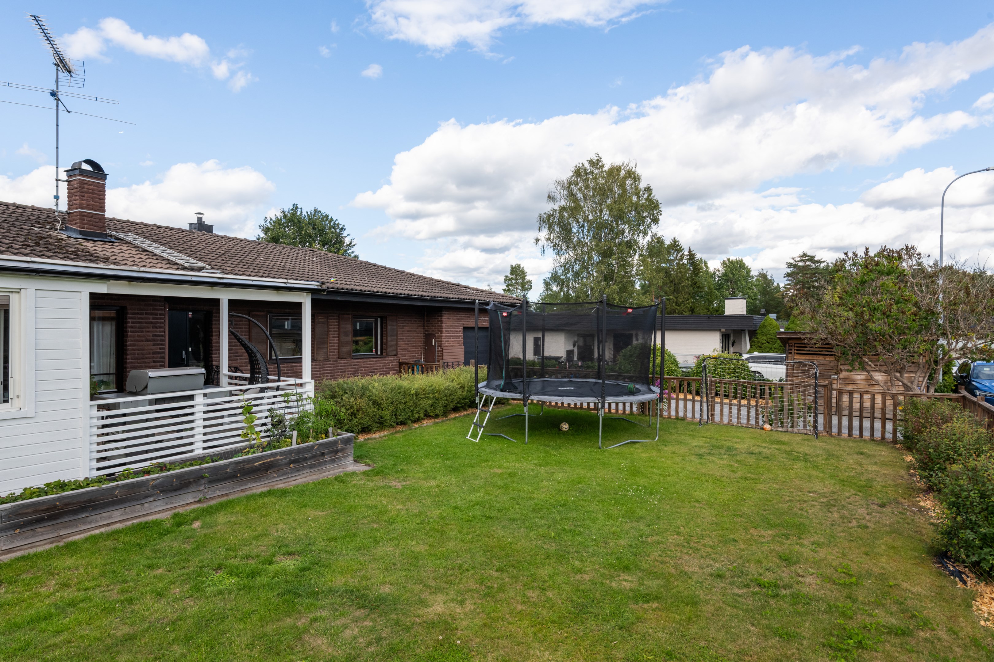 Barnvänlig plan trädgårdstomt