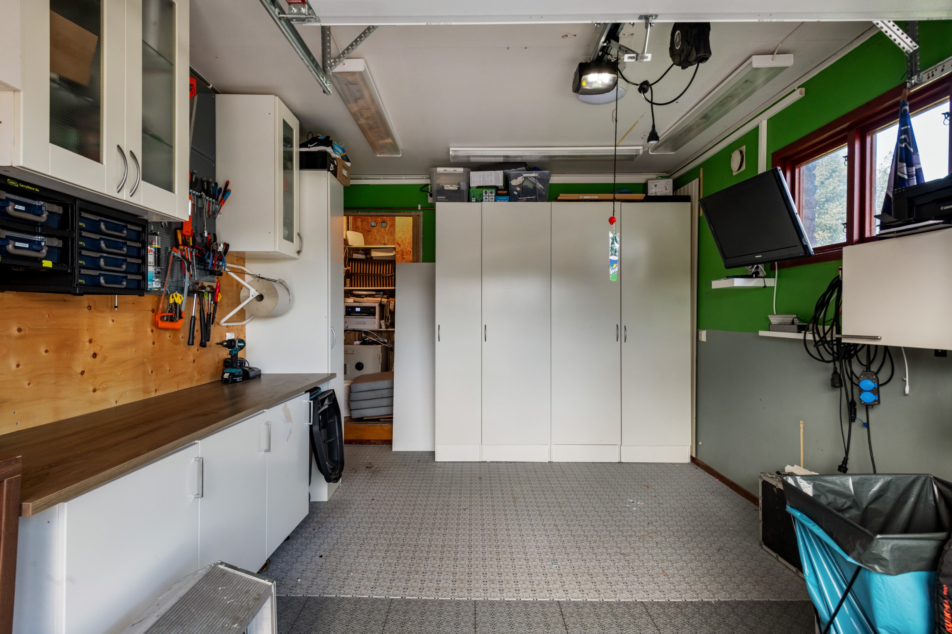 Garage. Hyllor och skåp ingår.