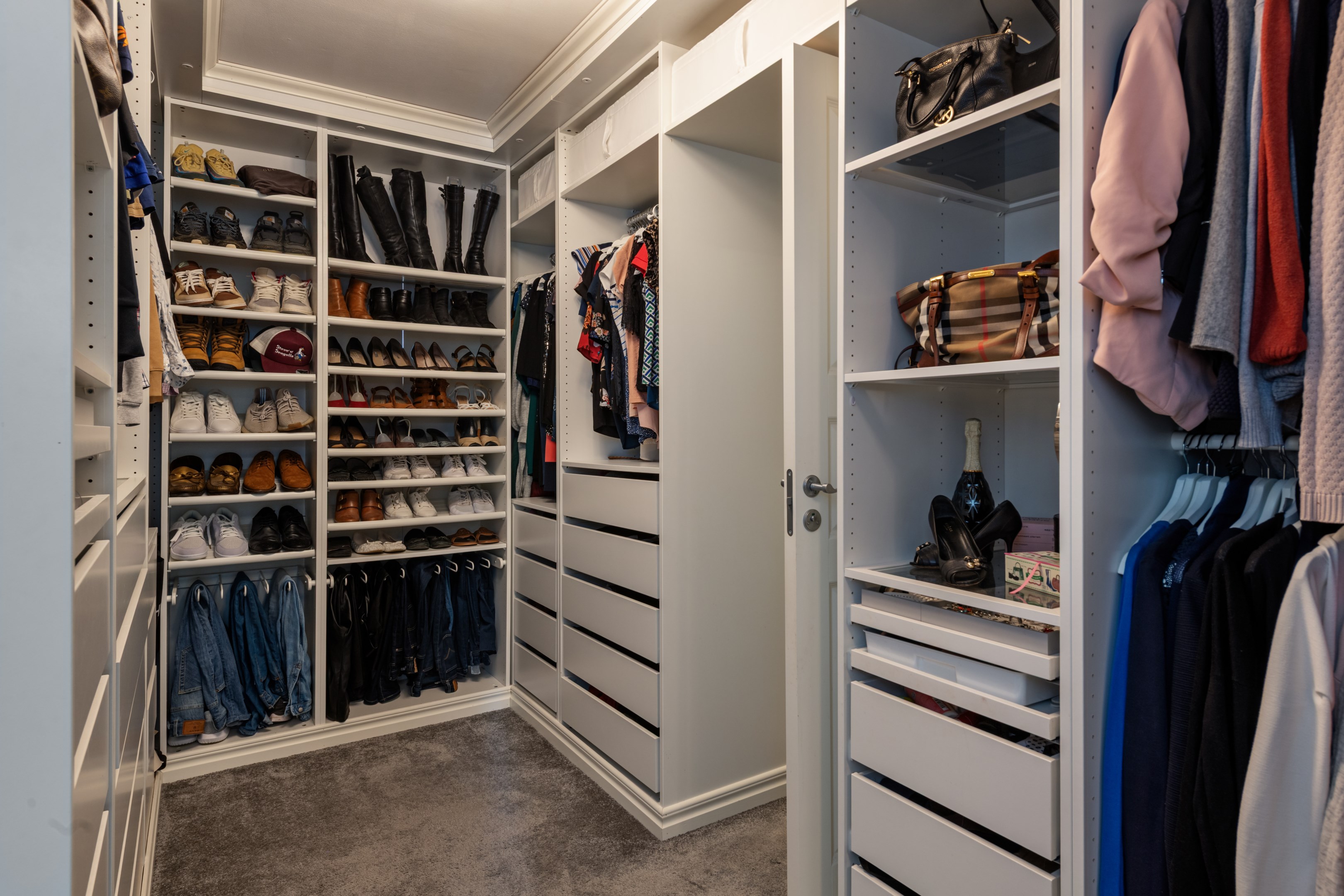 Sovrum 1  walk-in closet
