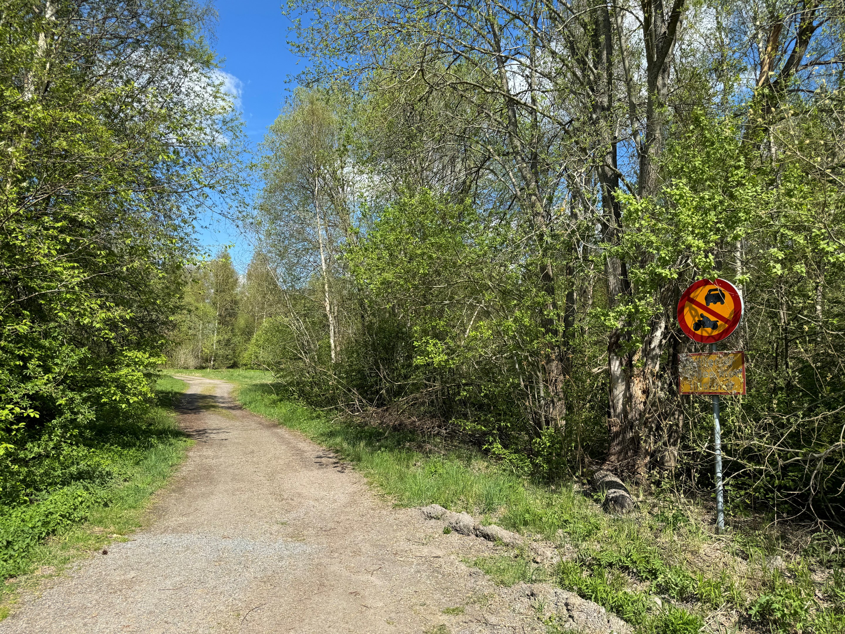 Infart till marken mittemot Sågvägen i Rånäs samhälle