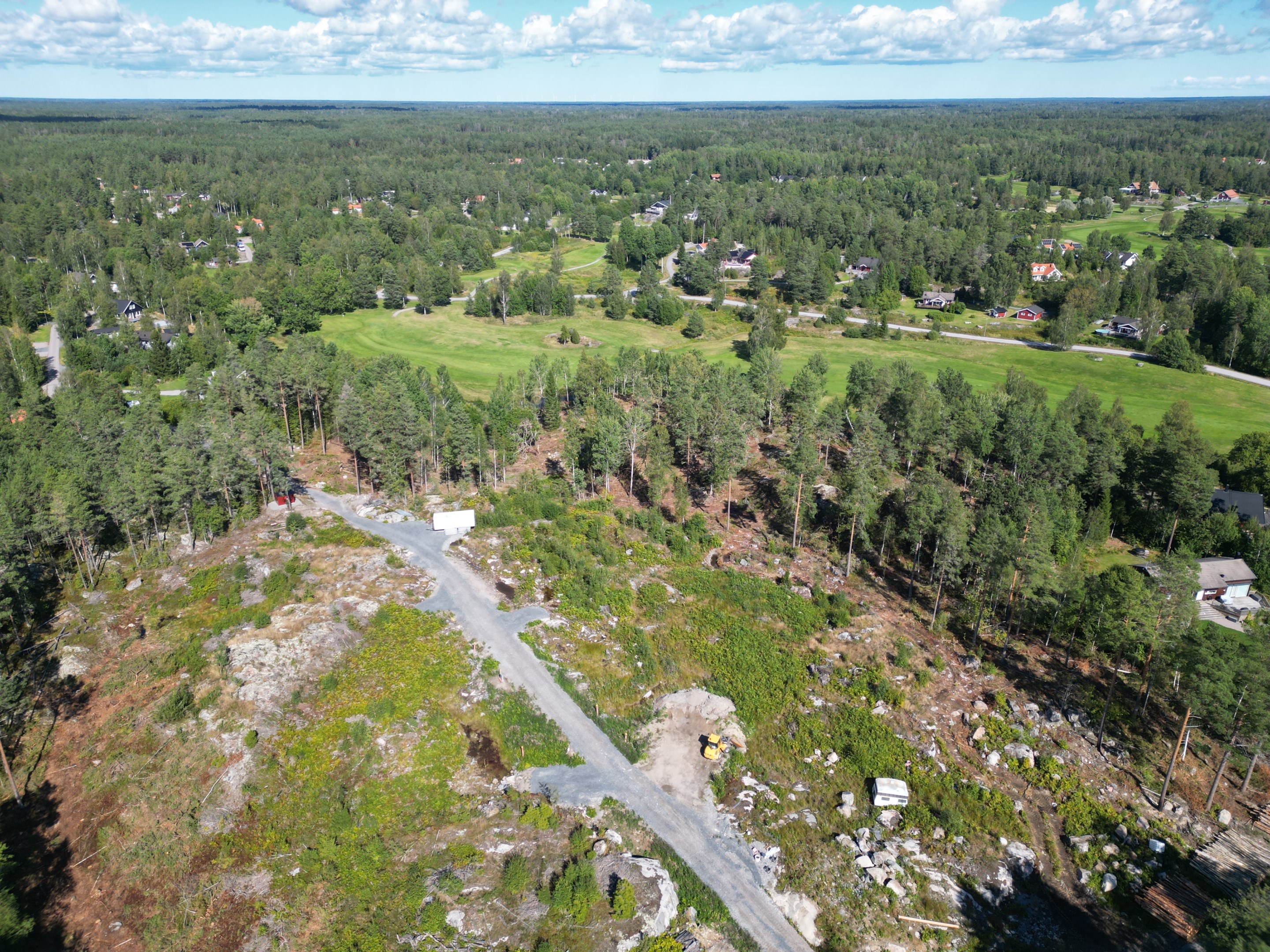 Tre naturtomt till salu på Harens väg vid Burvik GK