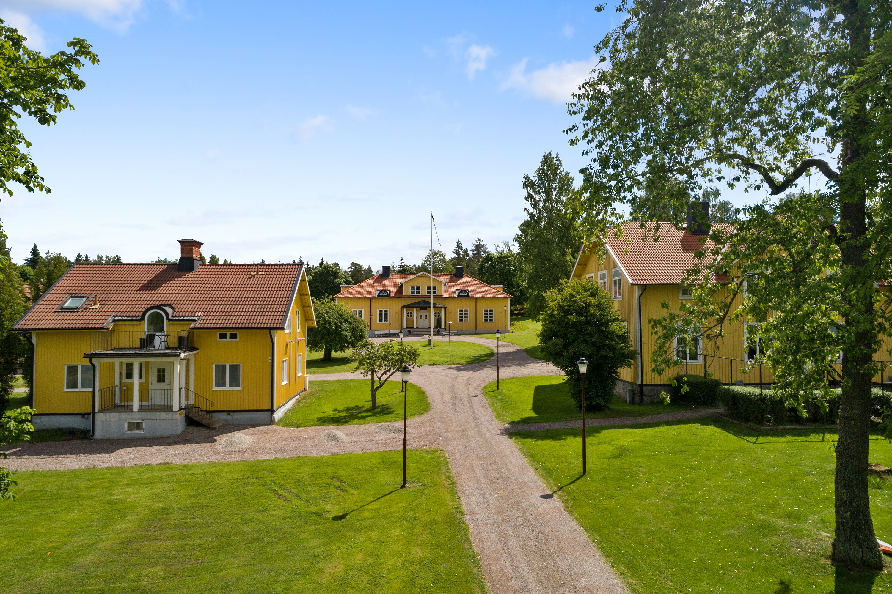Byggnader Skogshyddan till vänster. Konojägaren till höger