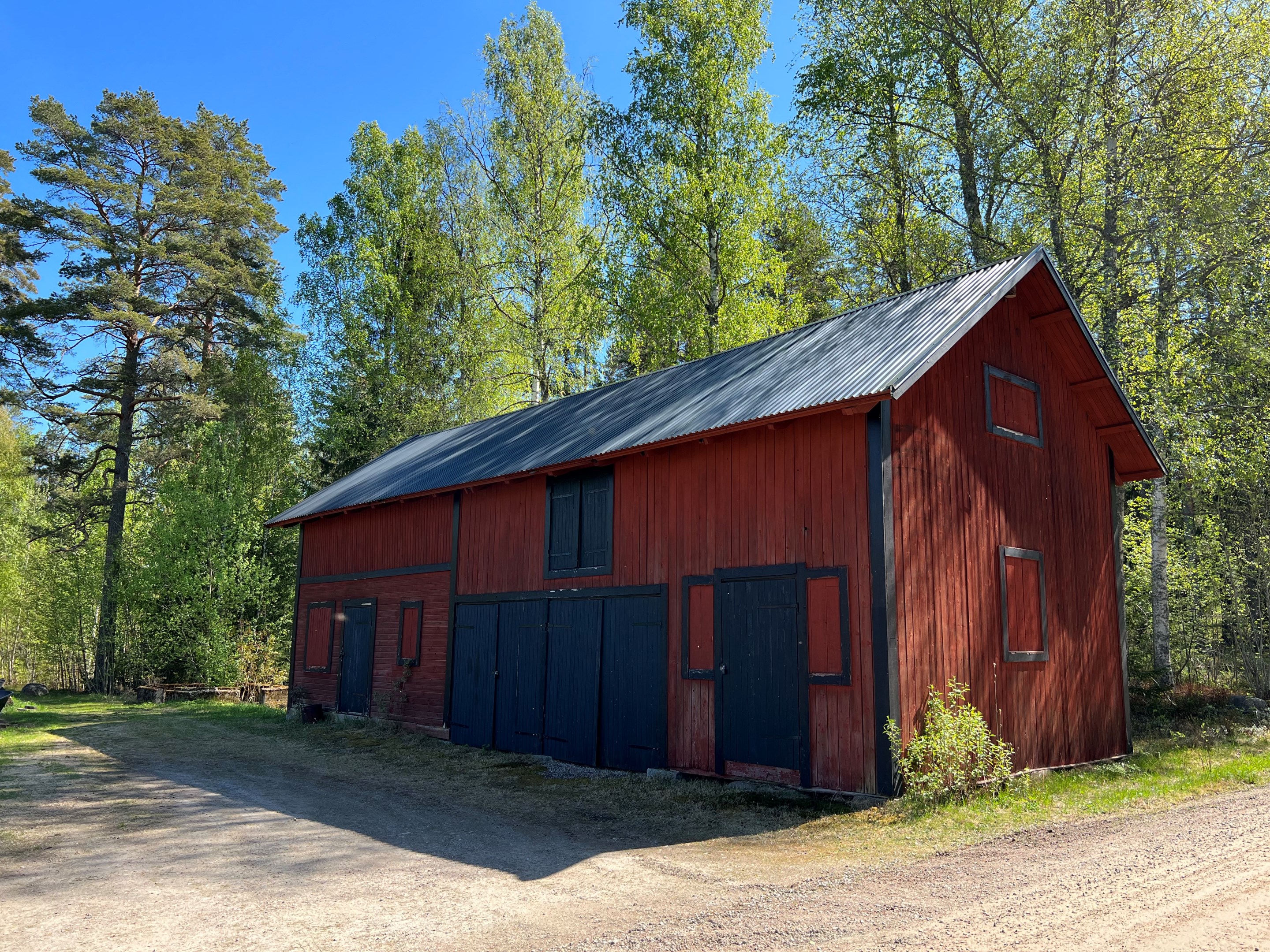 Lada/magasin i sydvästra delen av tomten