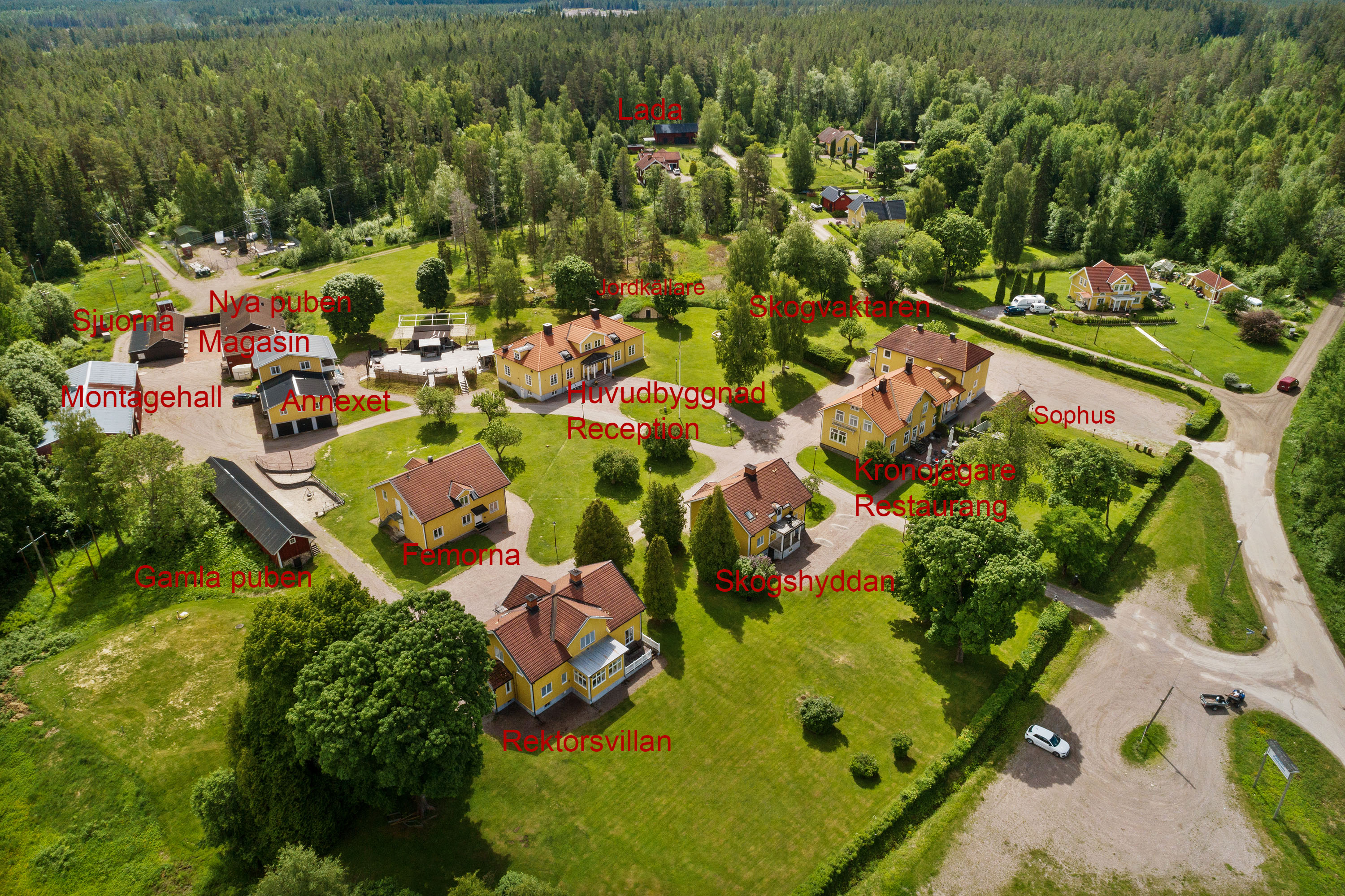 Drönarbild med namn på byggnader. Enheten lämpligt för vårdhem, skola etc