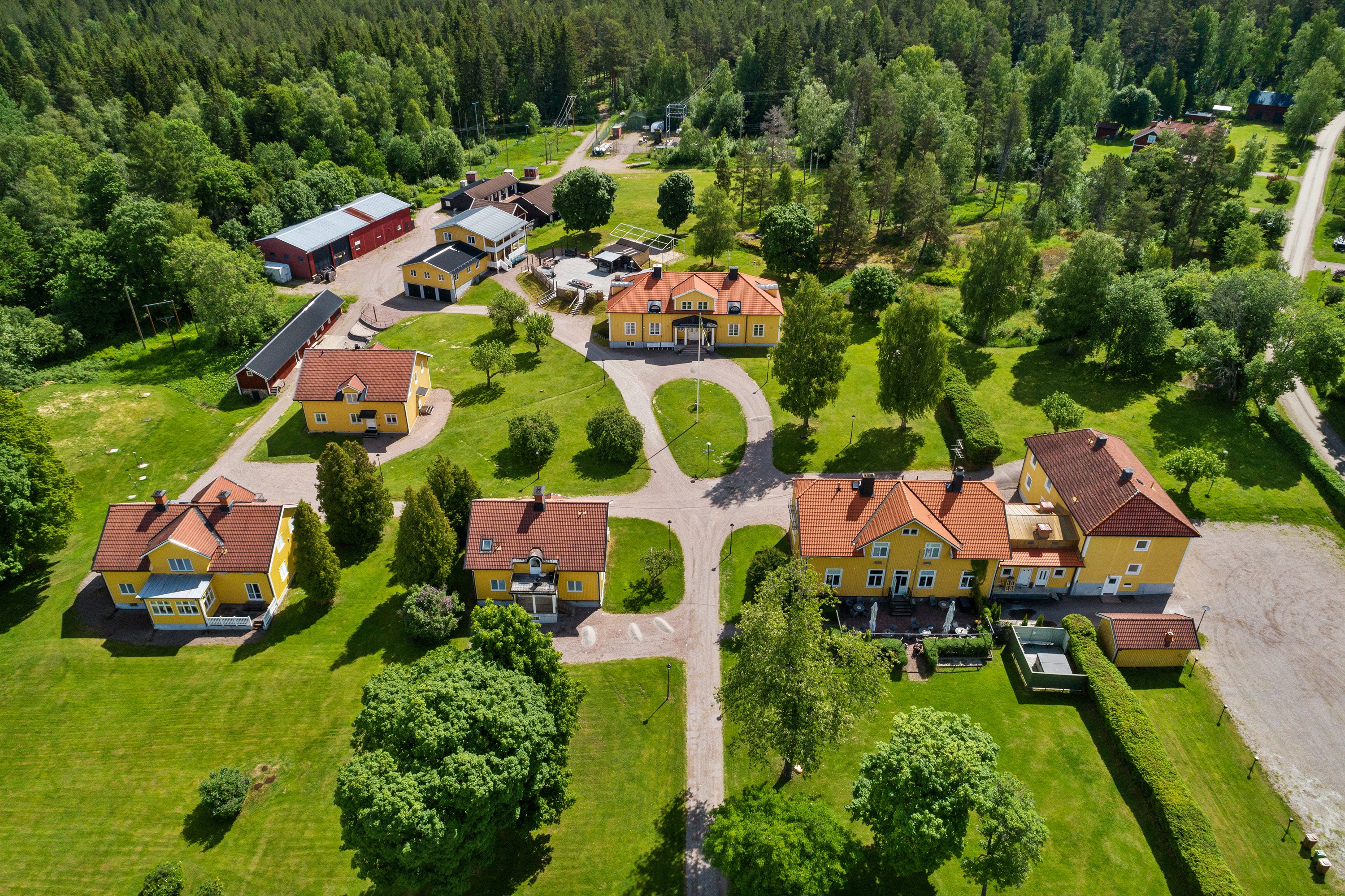 Drönarbild Bjurfors Hotell & Konferens Avesta till salu