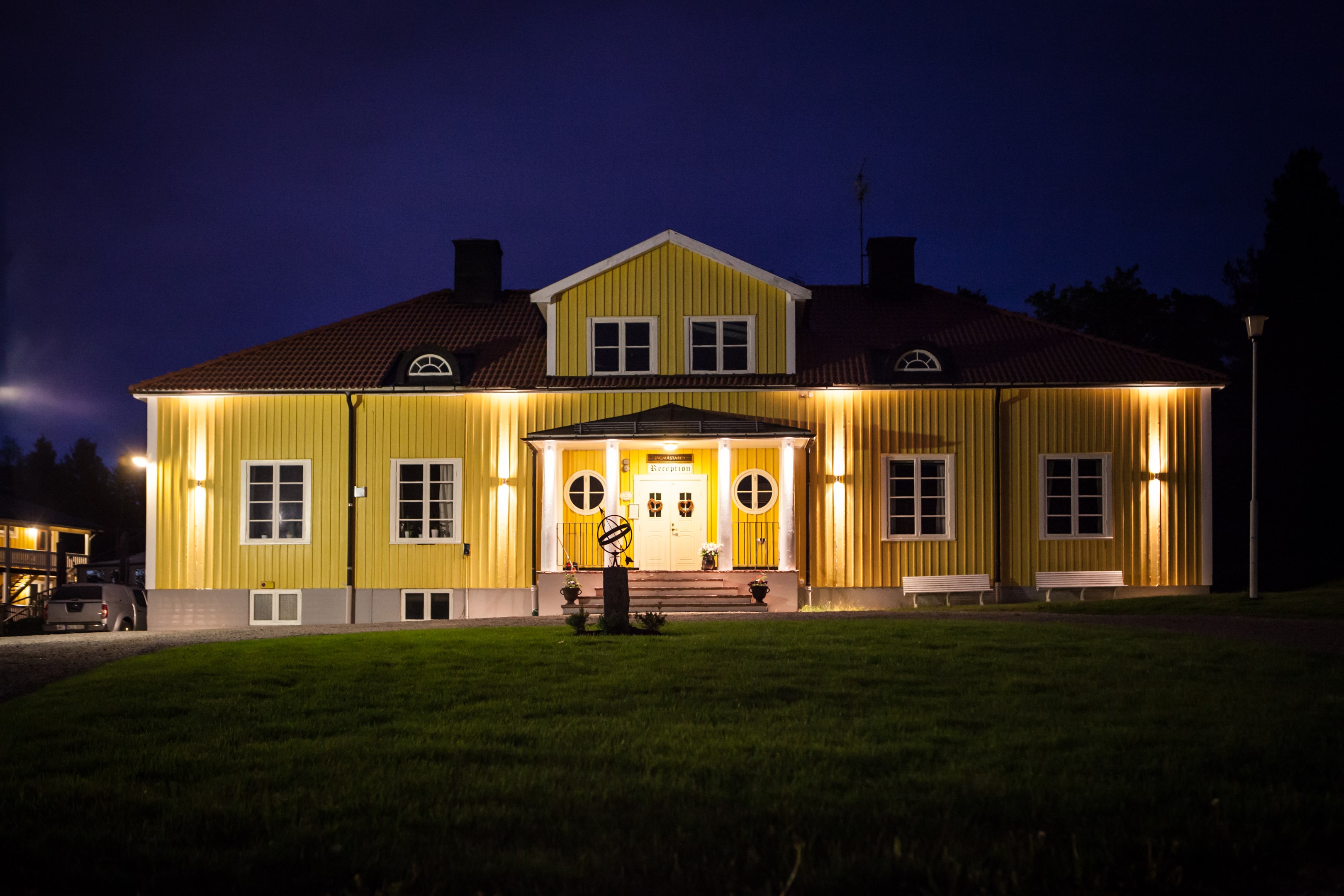 Huvudbyggnad kväll
