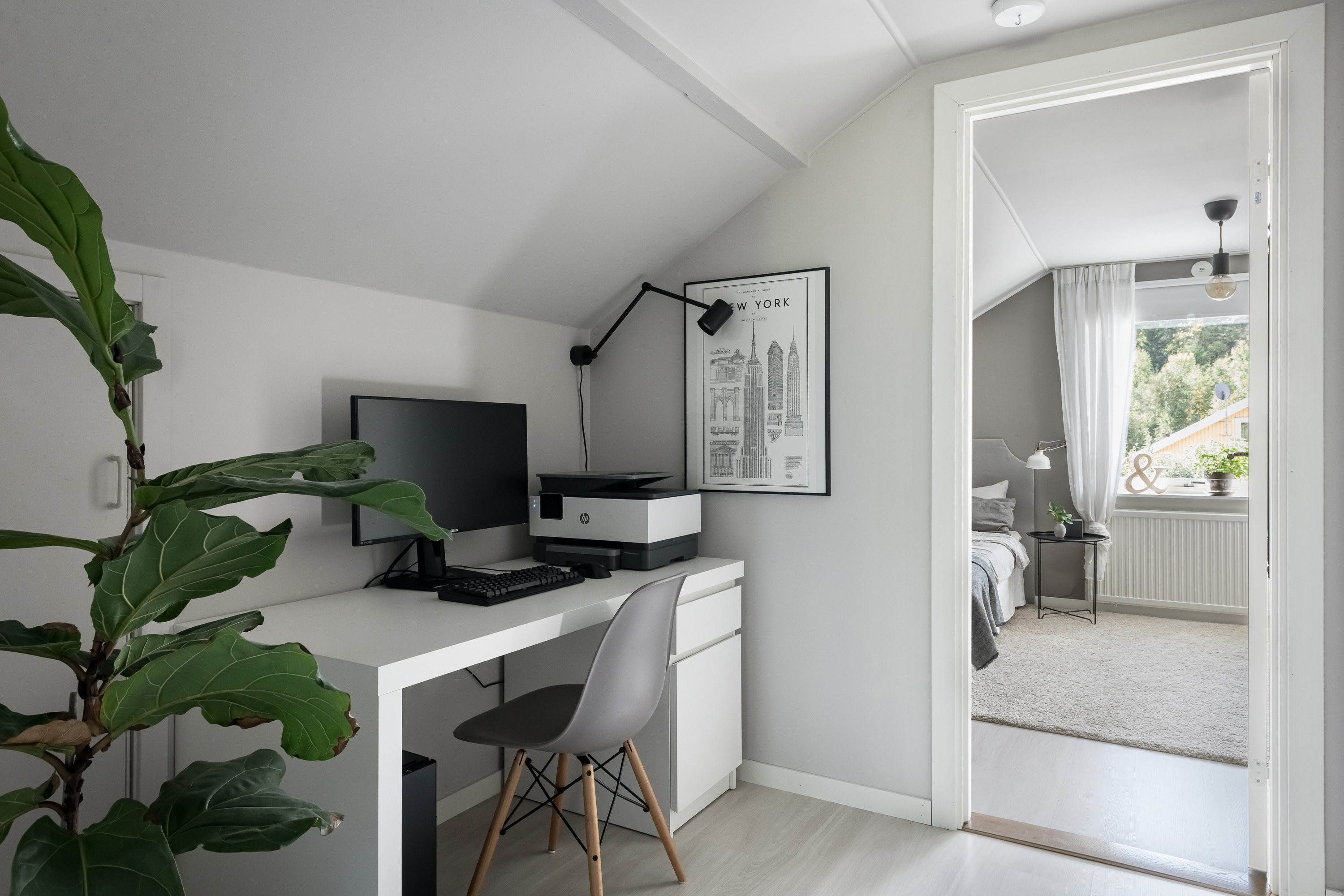 Hall övre plan med kontorsplats