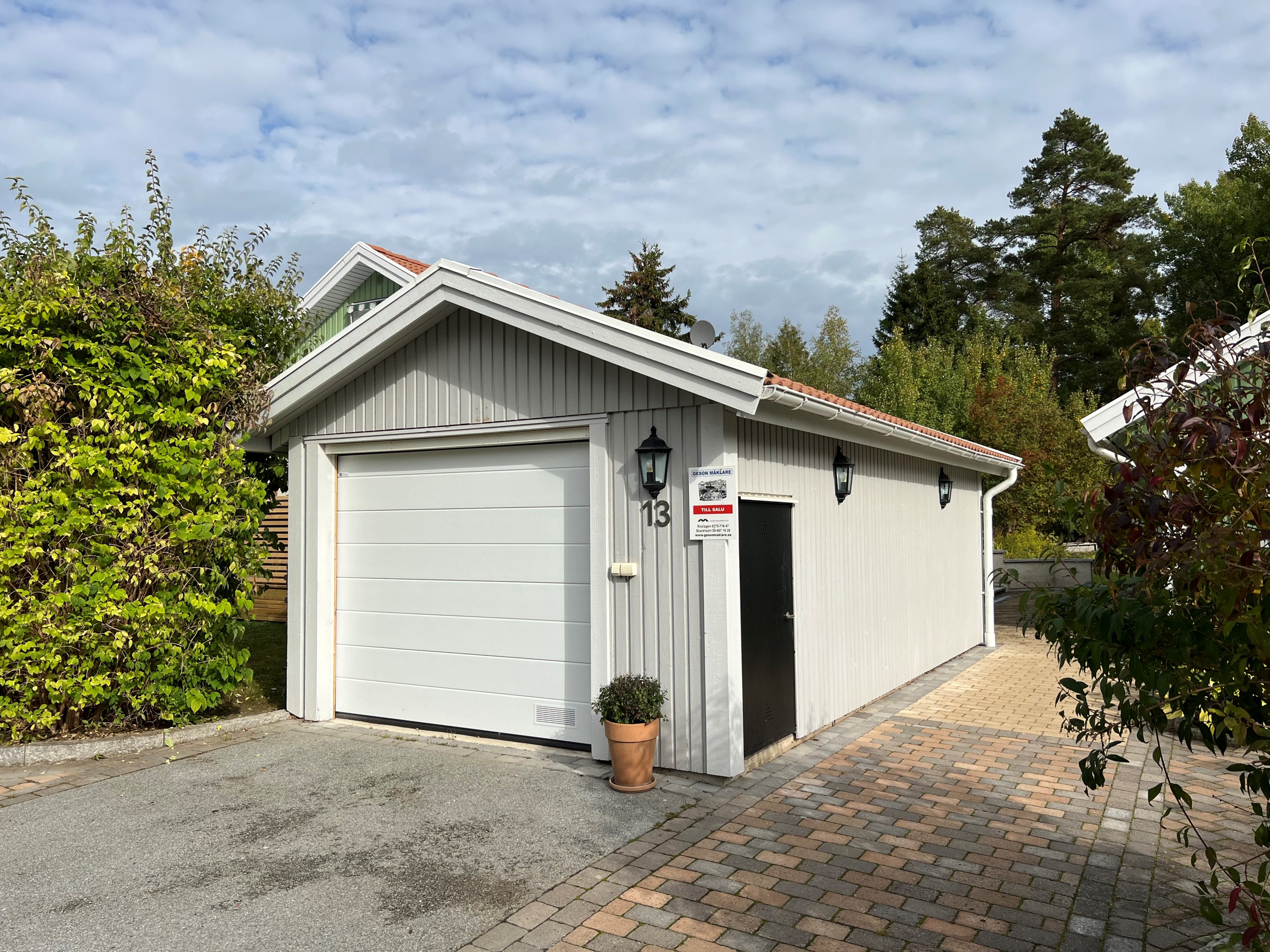 Garage med förråd