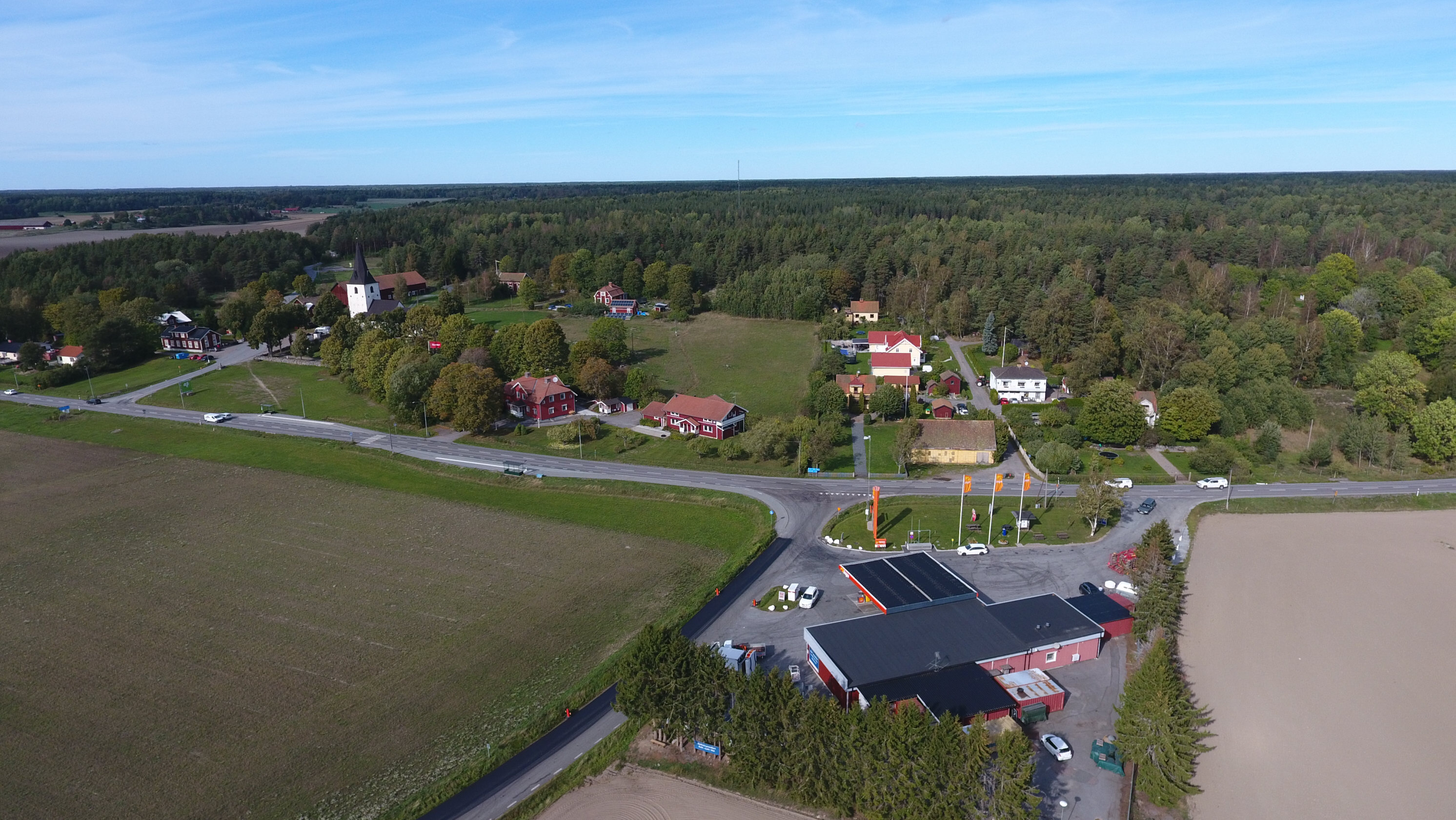 Gottröra översiktsbild - Tomterna belägna ca 200 meter bakom kyrkan