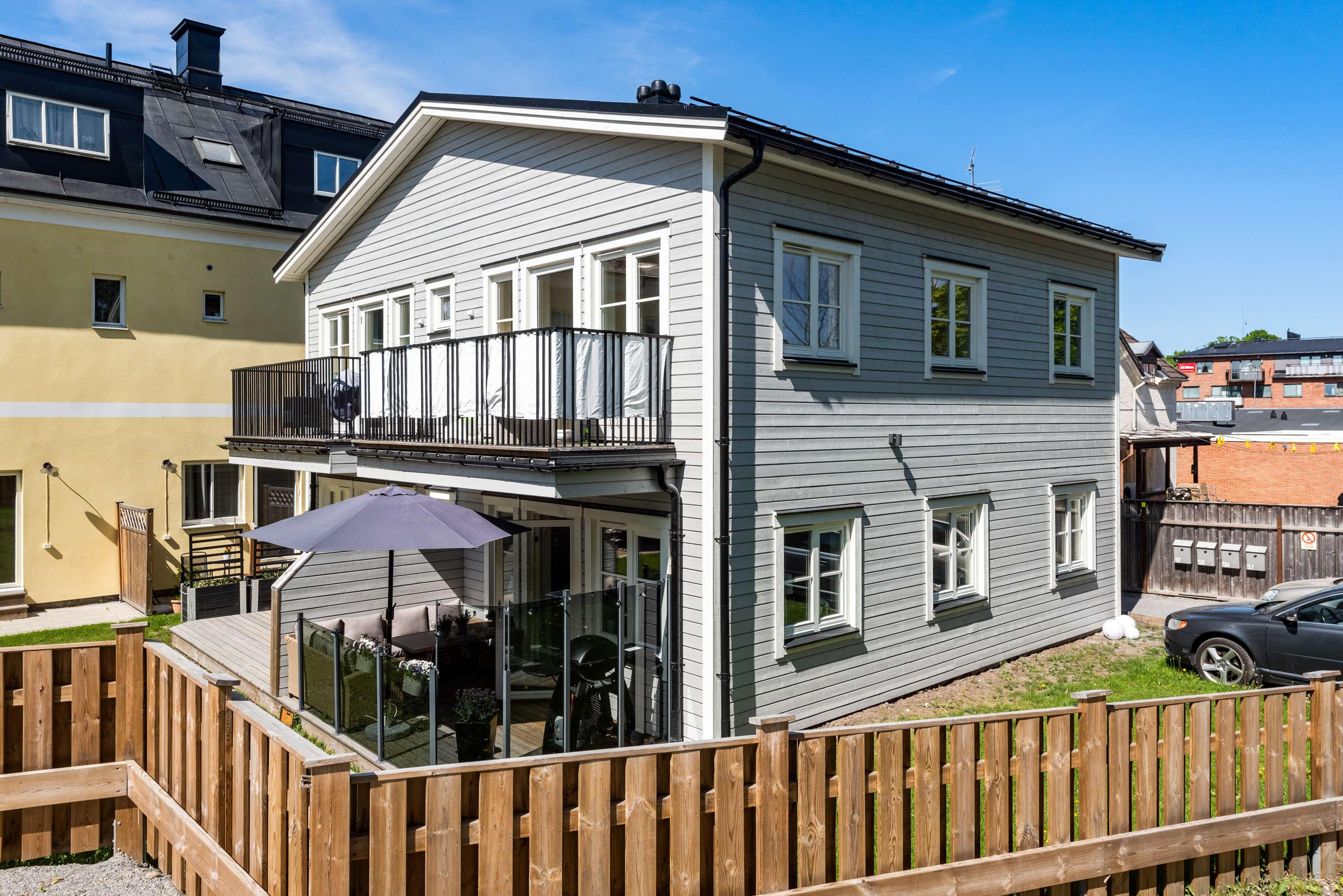 Gårdshuset lgh 13 en trappa upp med balkong