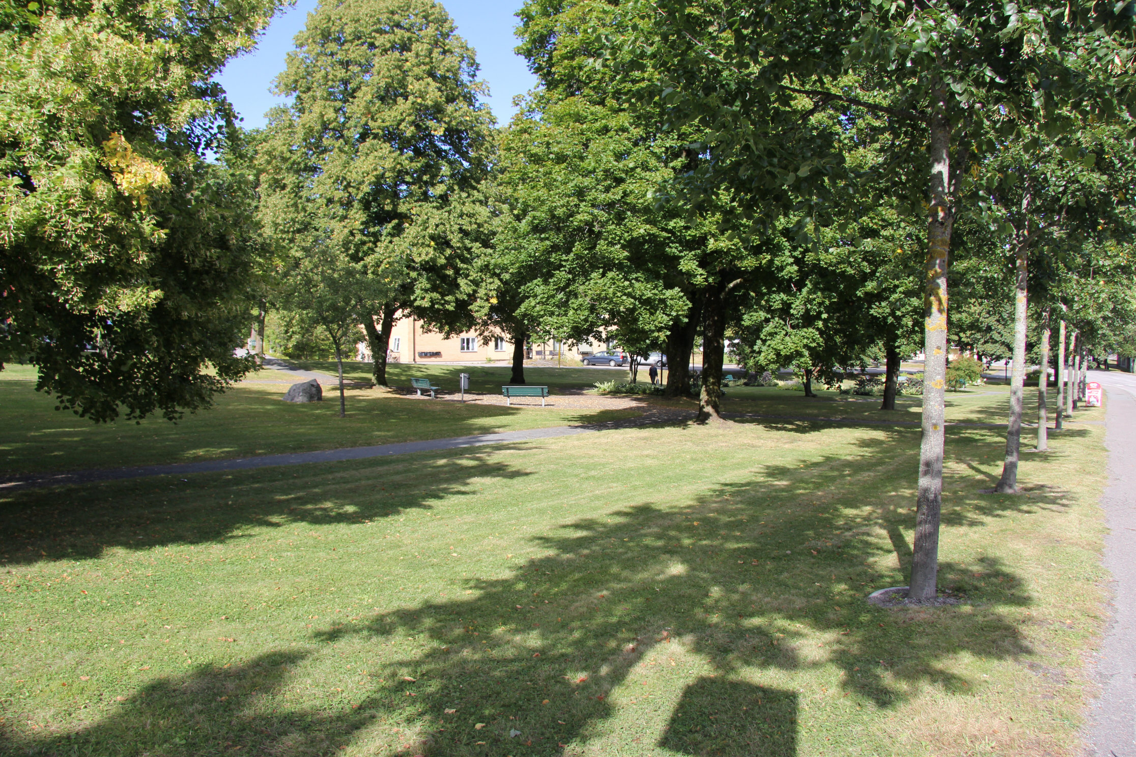 Järnvägsparken mittemot fastigheten