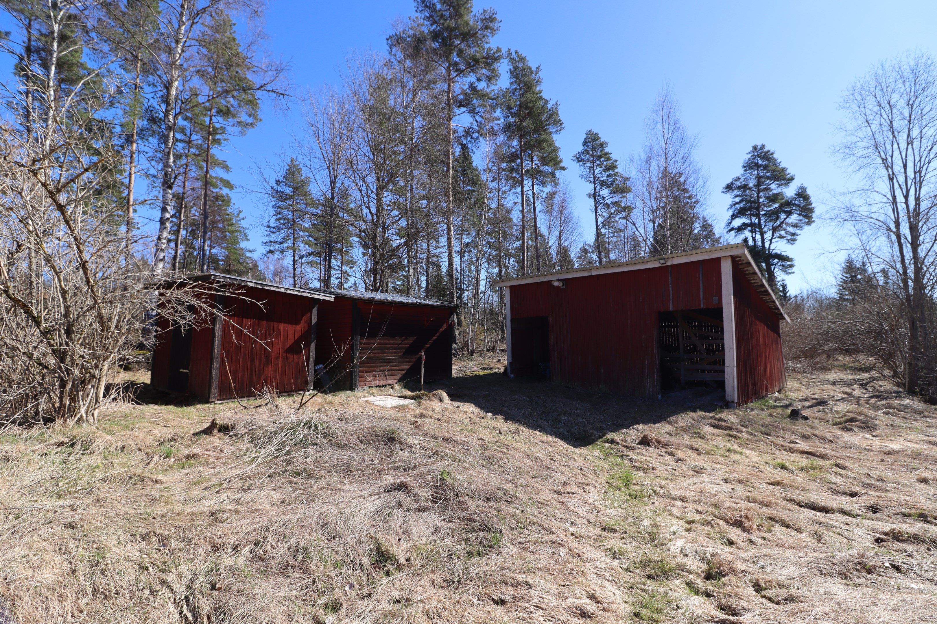 Hönshus och vedbod