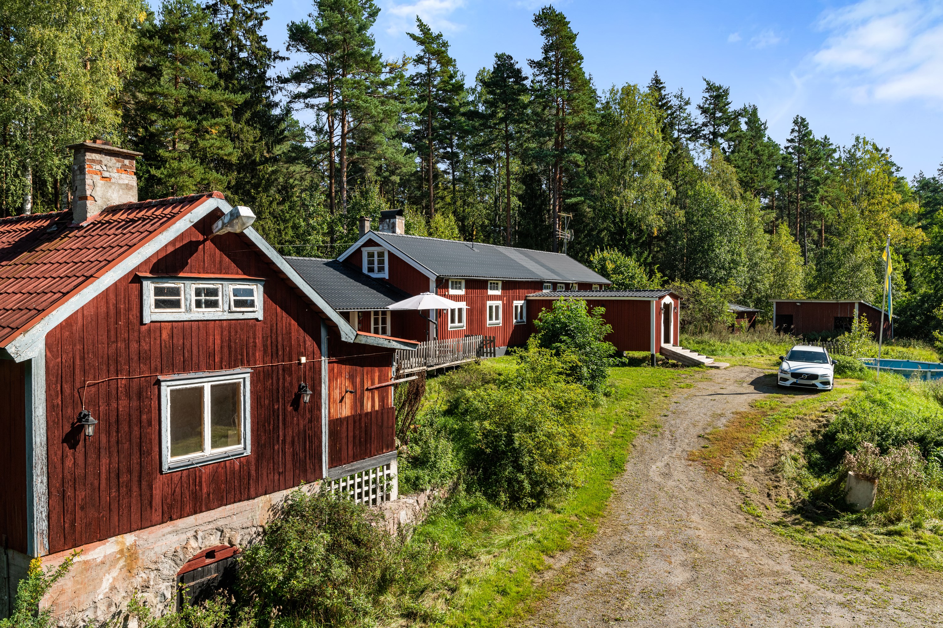 Äldre bostadshus/gästhus. Två rum.