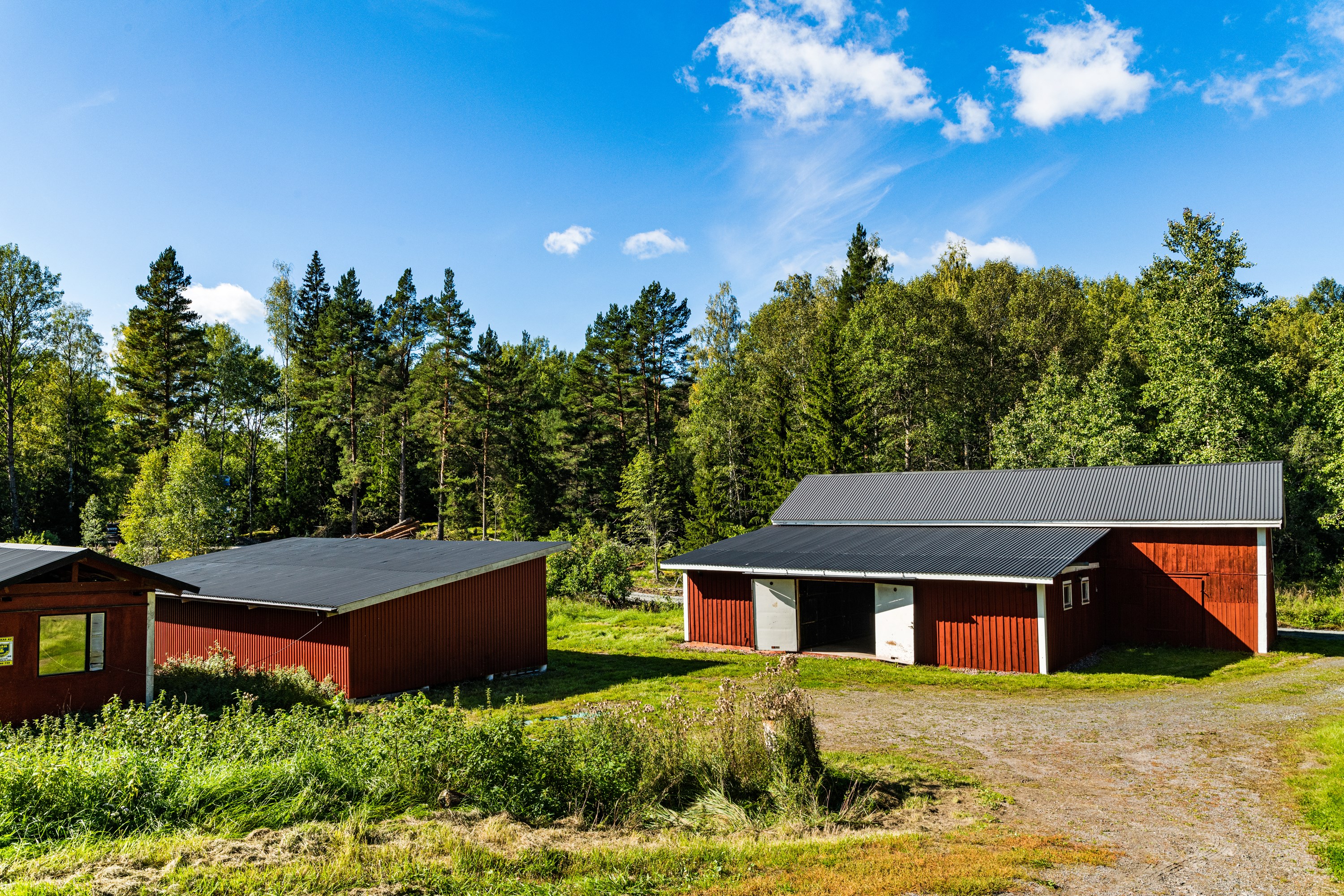 Ekonomibyggnad Stall och carport. Barack till vänster
