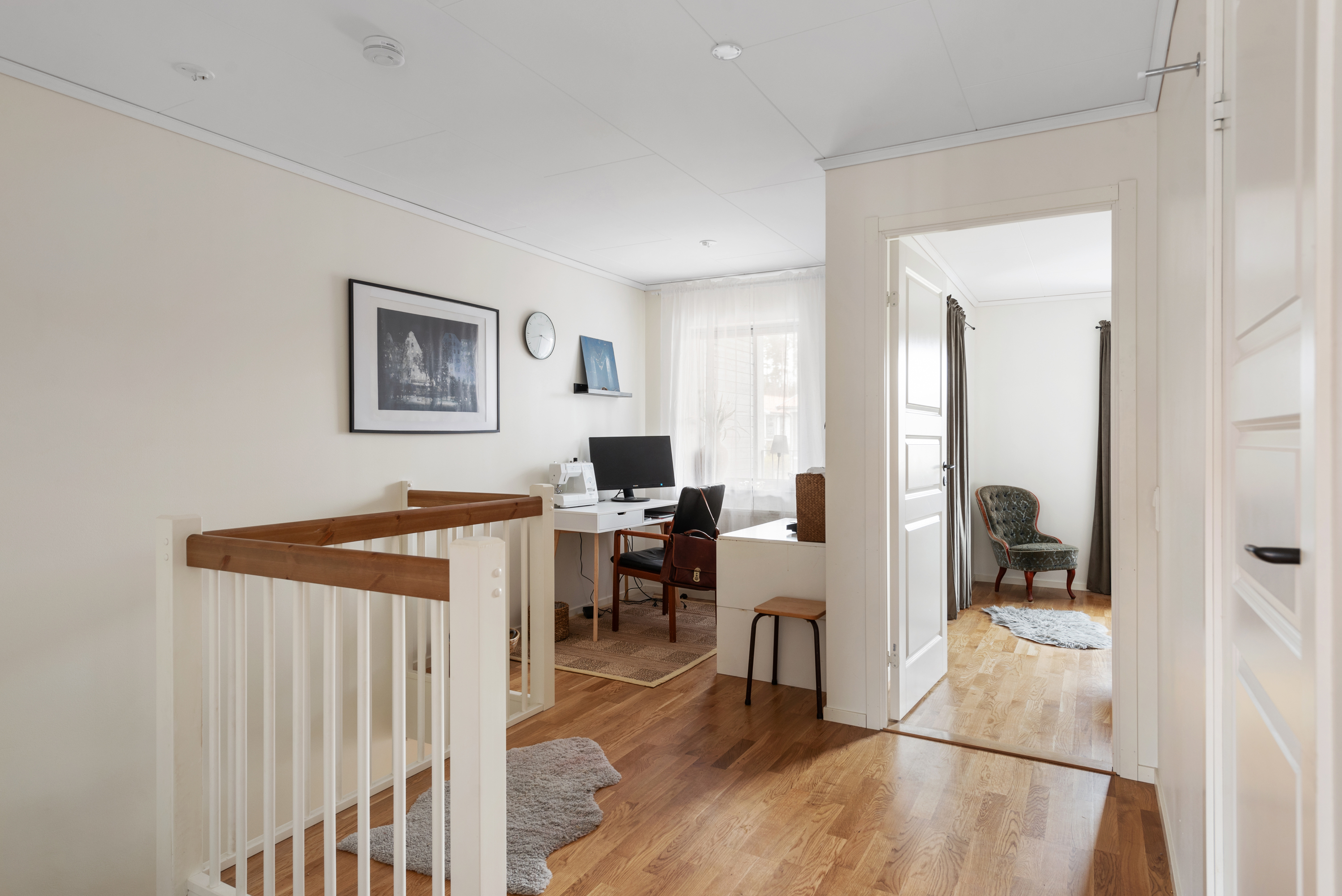 Övre hall mot kontor/allrum