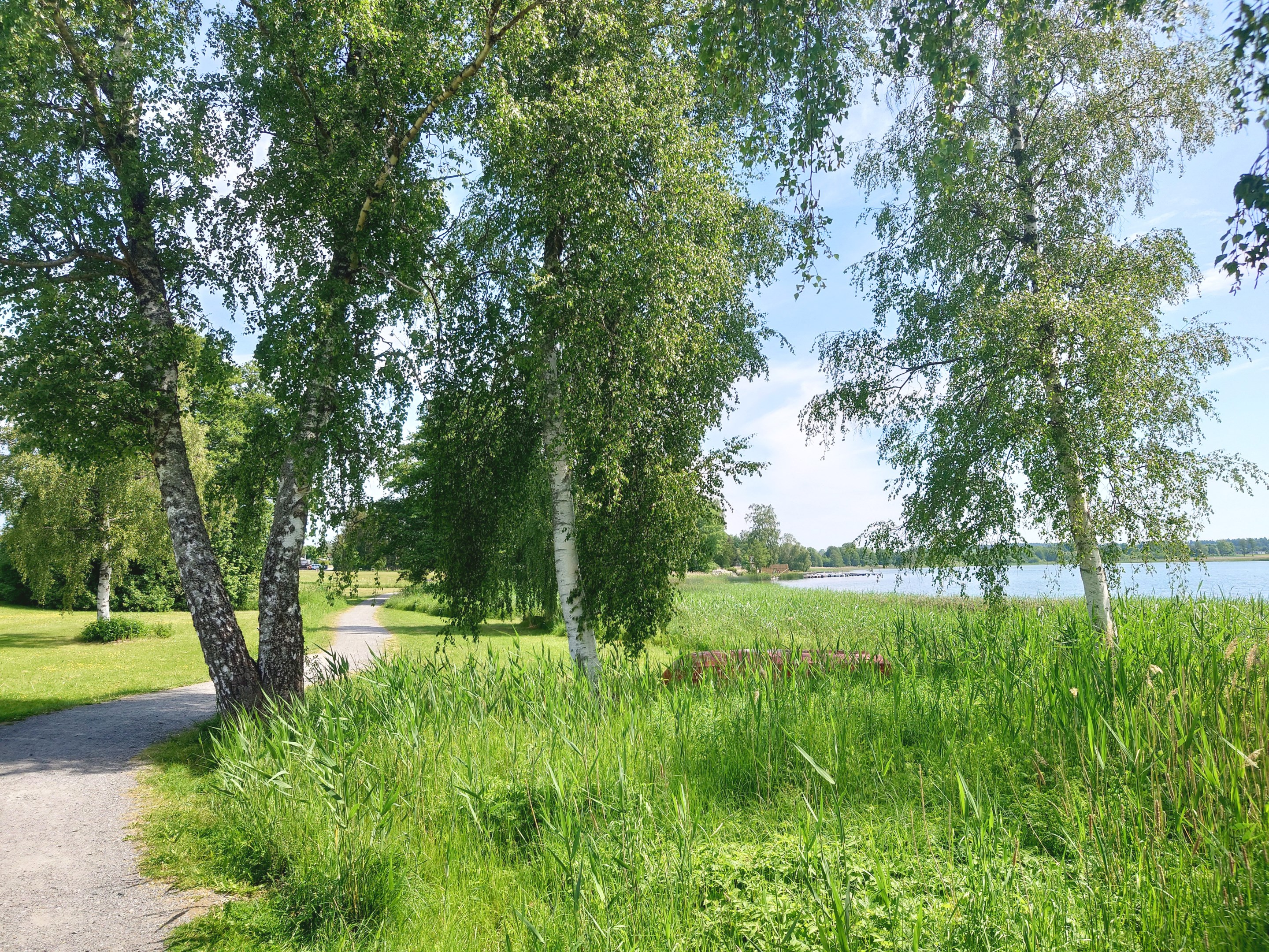 Gångväg utmed sjön
