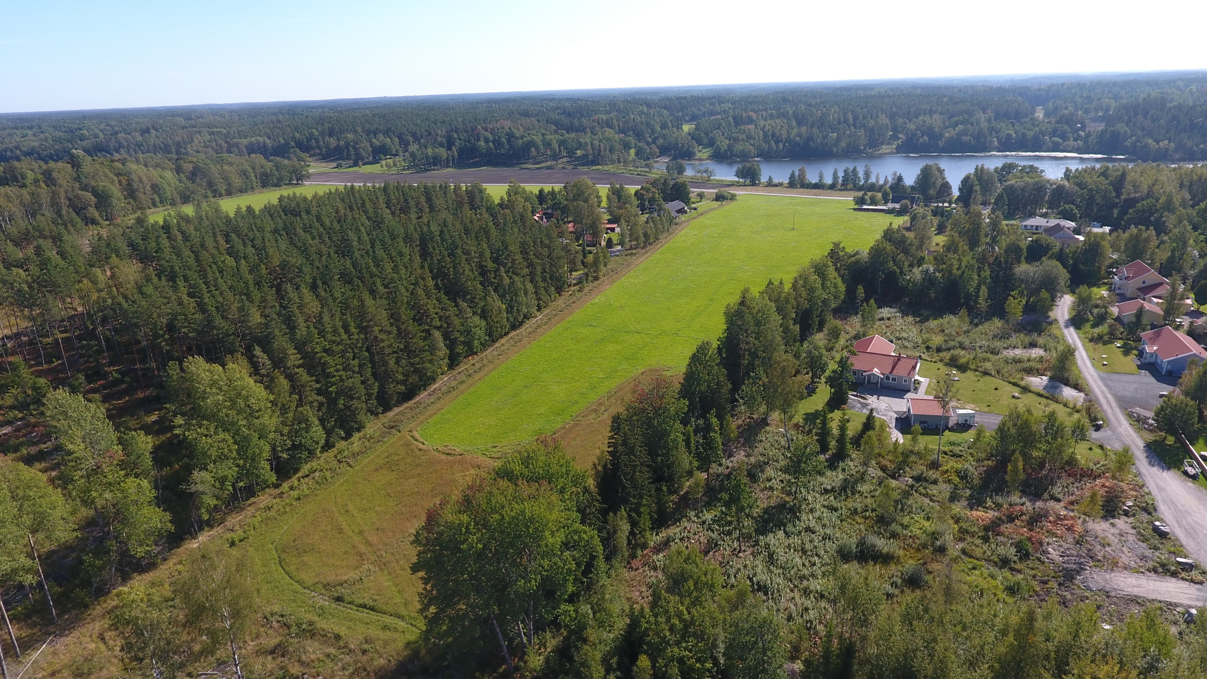 Tomt 1:25 vy mot Metsjön (äldre drönarbild, en nybyggd villa ej med)