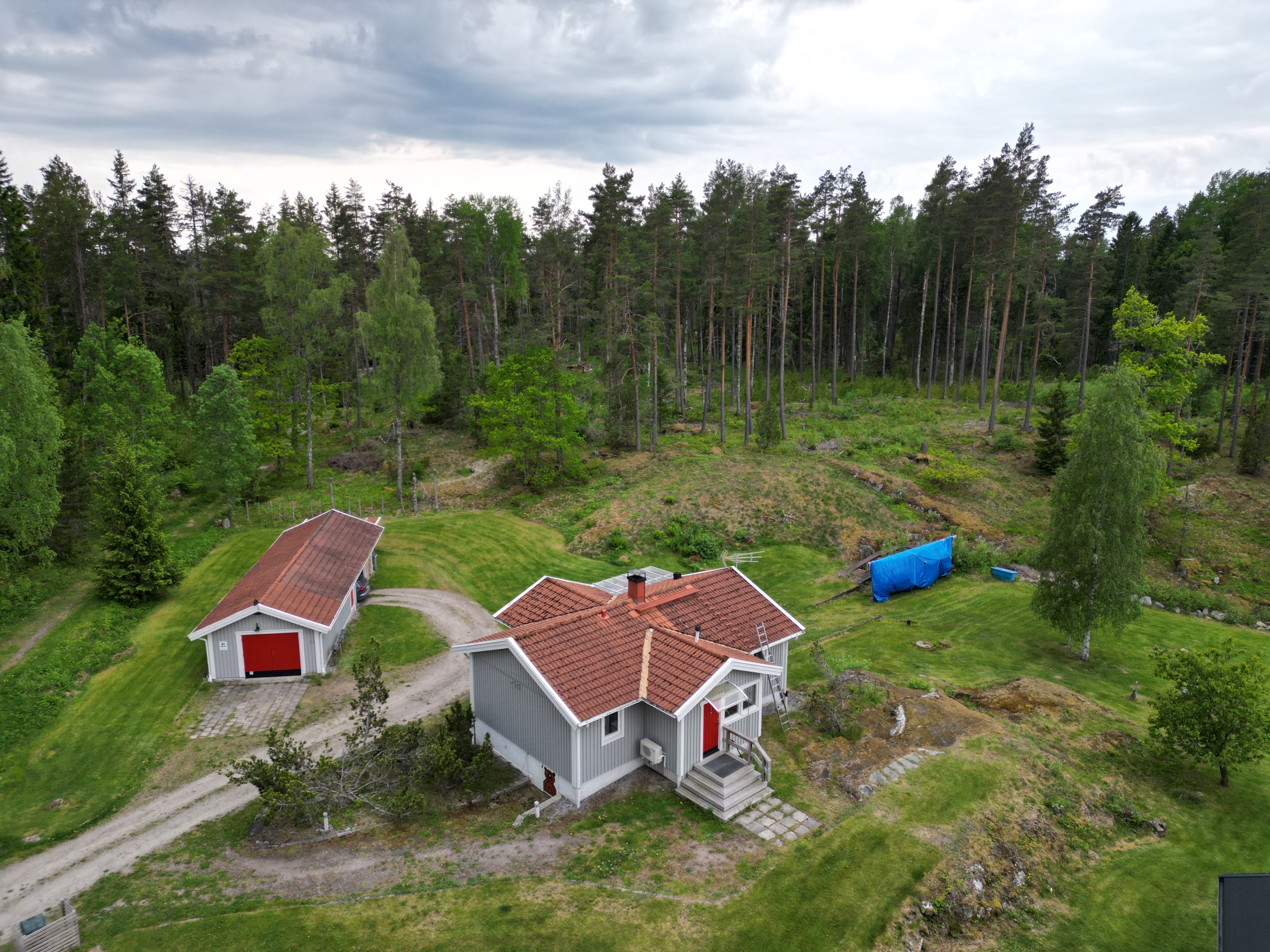Fint läge mot skogen vid vägens slut. Stort garage/verkstad!