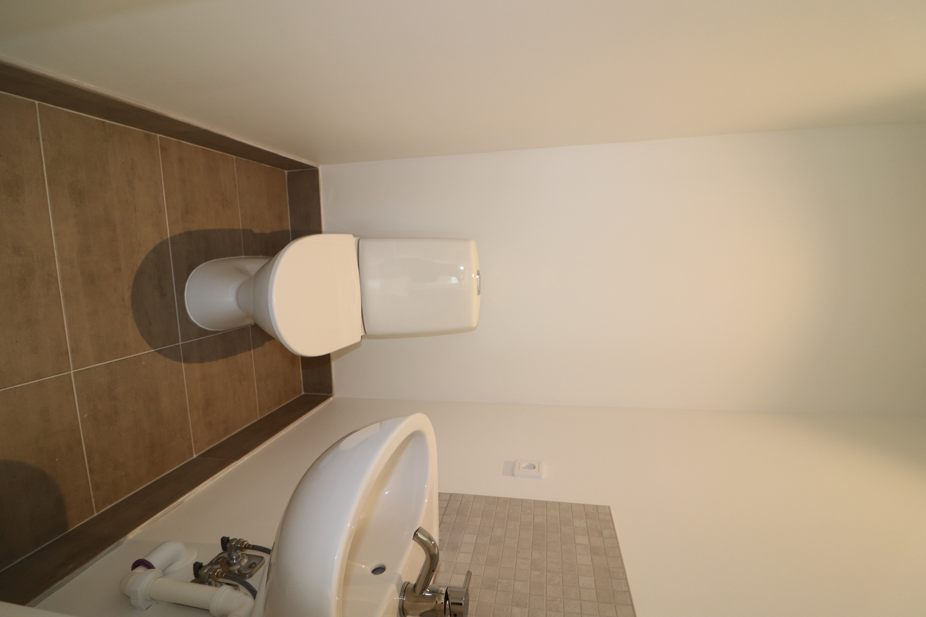Gästtoalett med wc och handfat