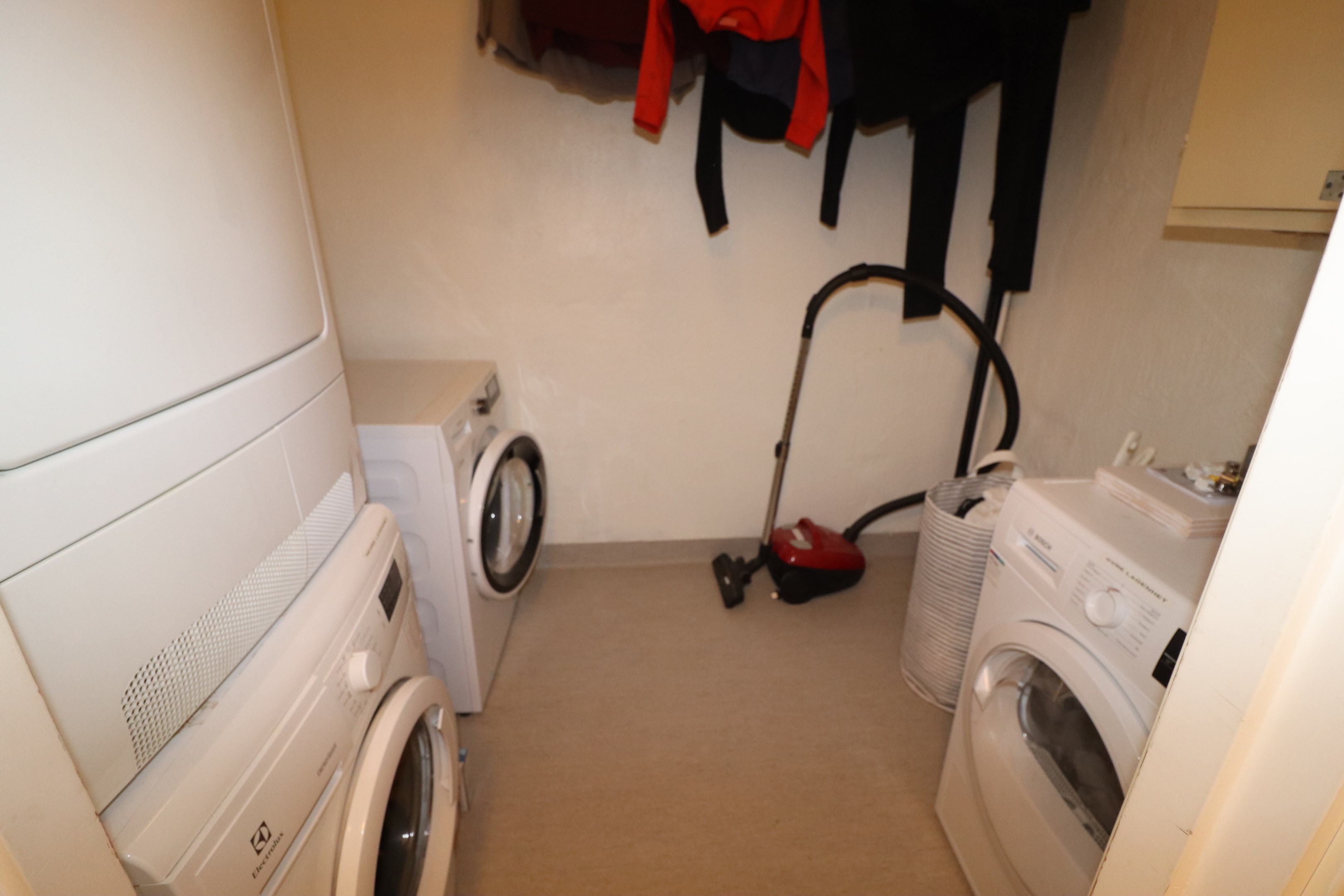 Gemensam tvättstuga med varsin tvättmaskin