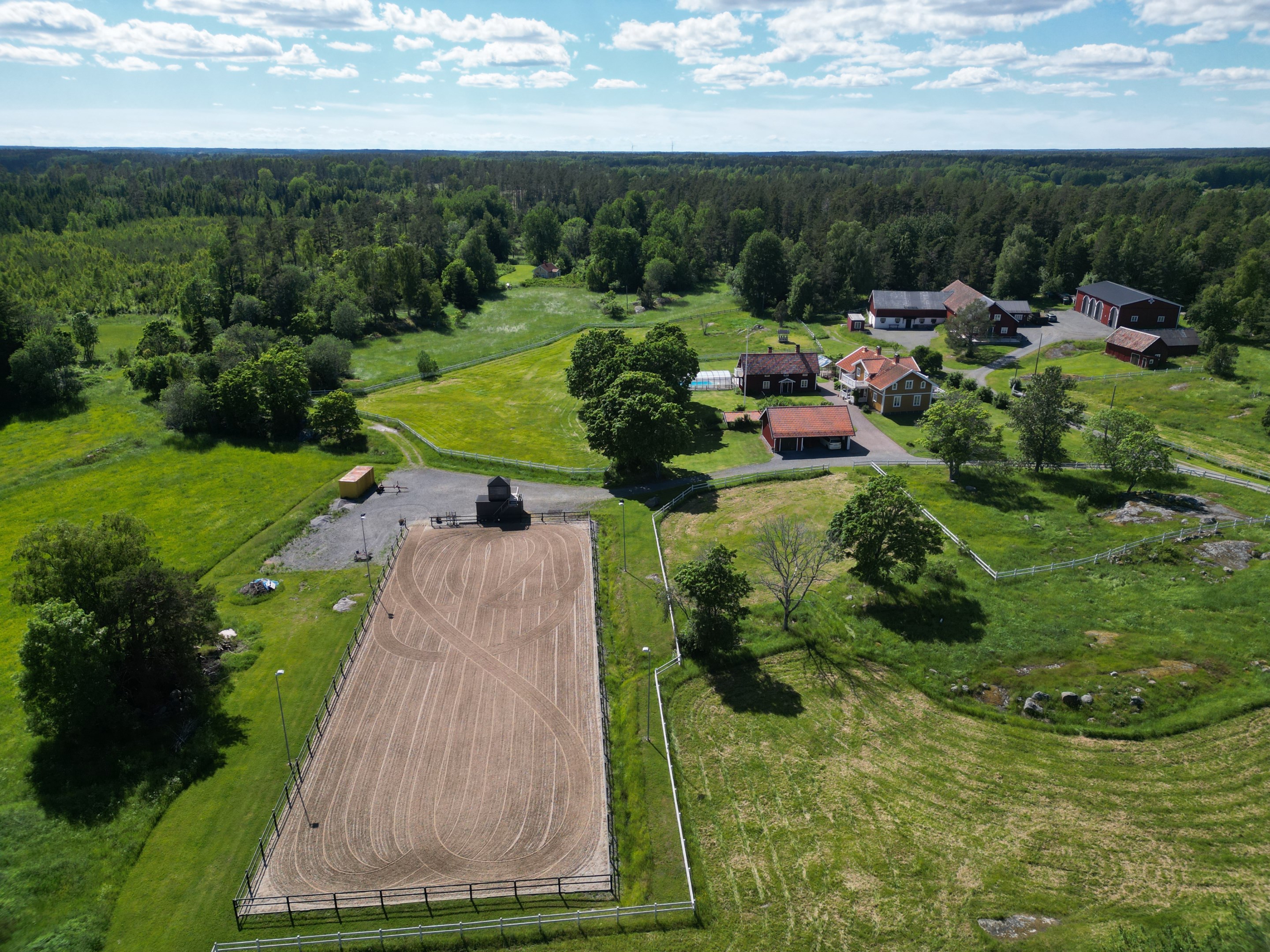 Ridbana med domartorn