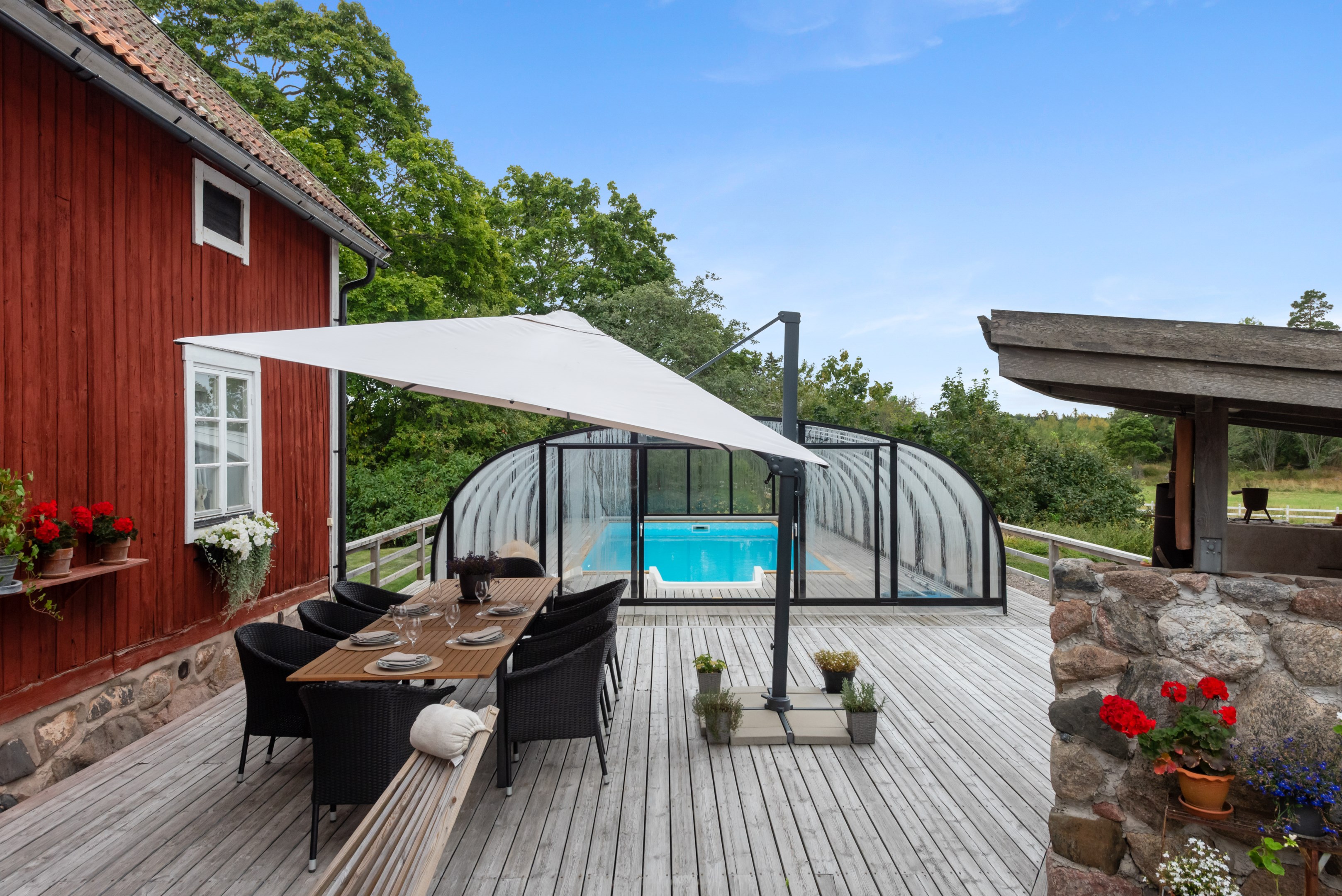 Altan med utomhuspool, grill, utekök