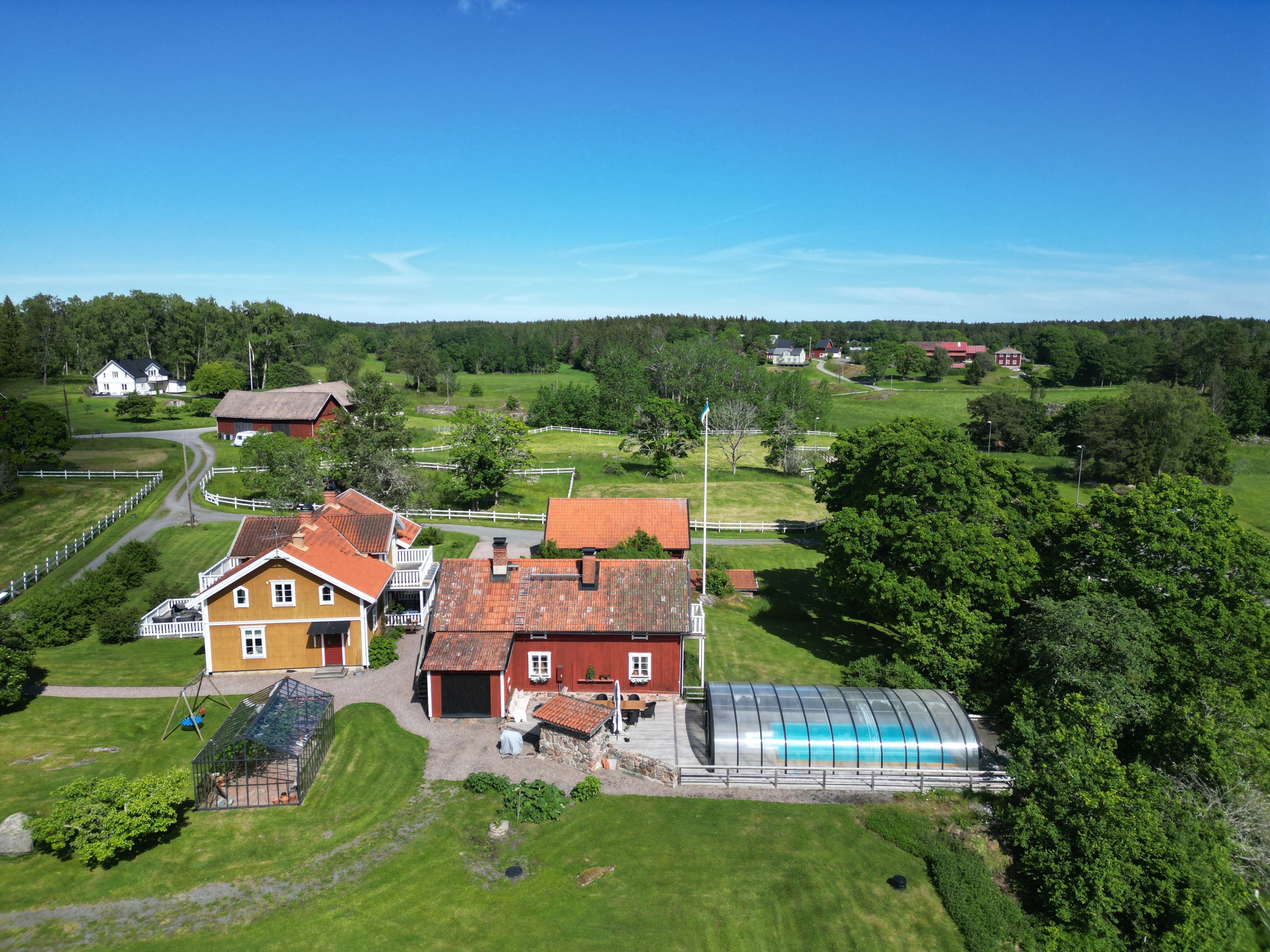 Växthus och utomhuspool