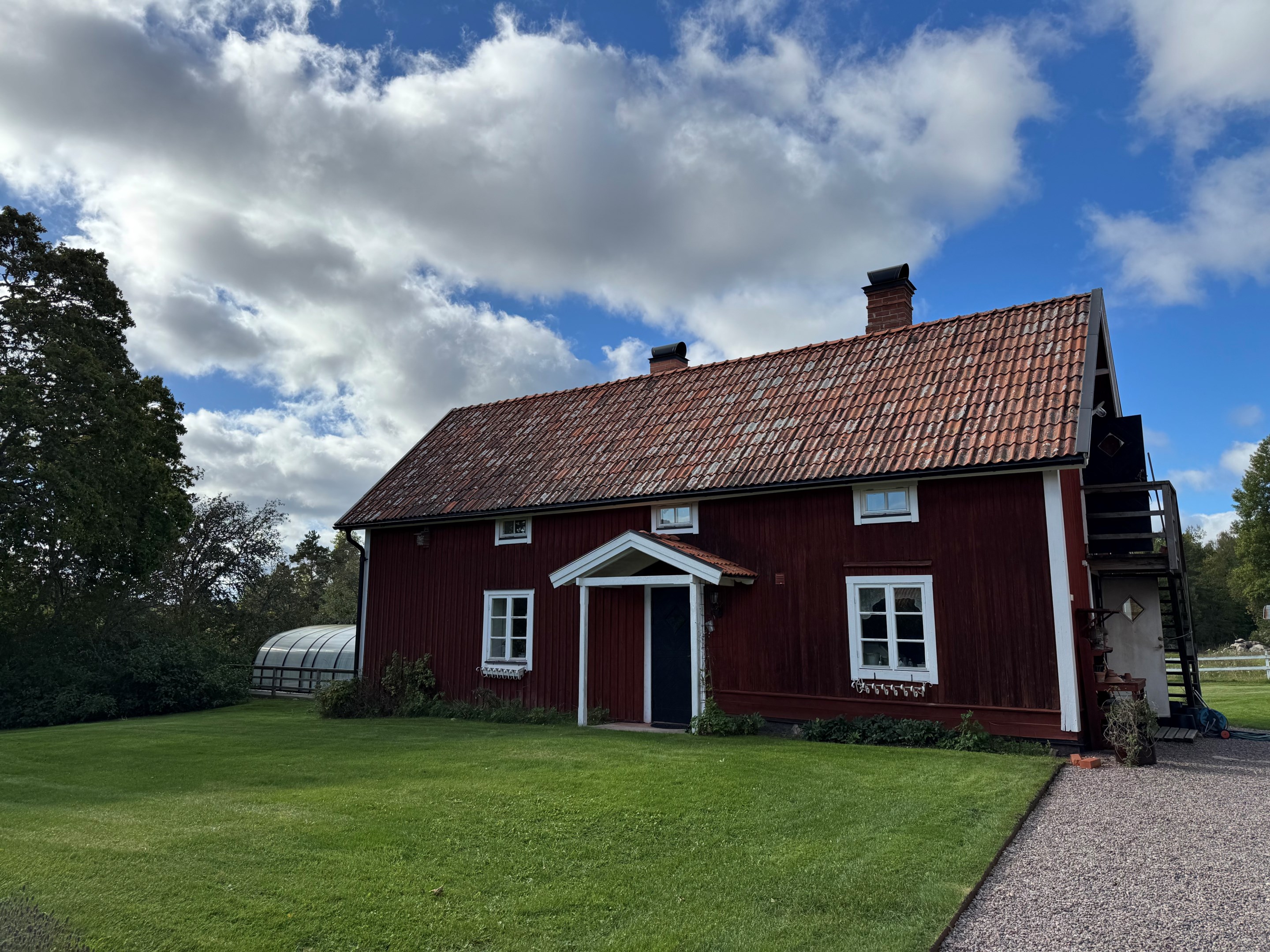 Sidobyggnad 1600-tals drängstuga med två lägenheter och pannrum