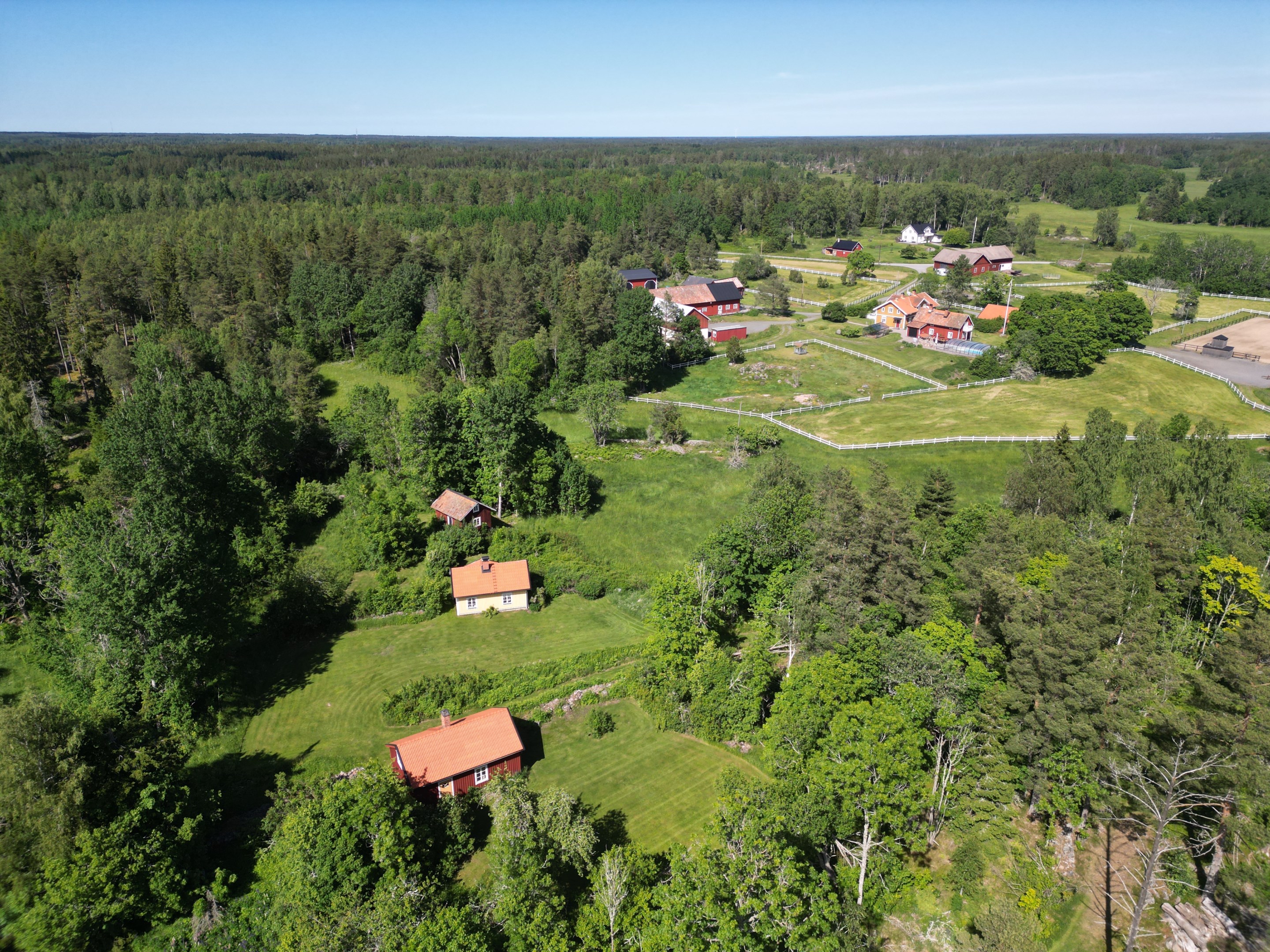 Torpen med gården längre bort