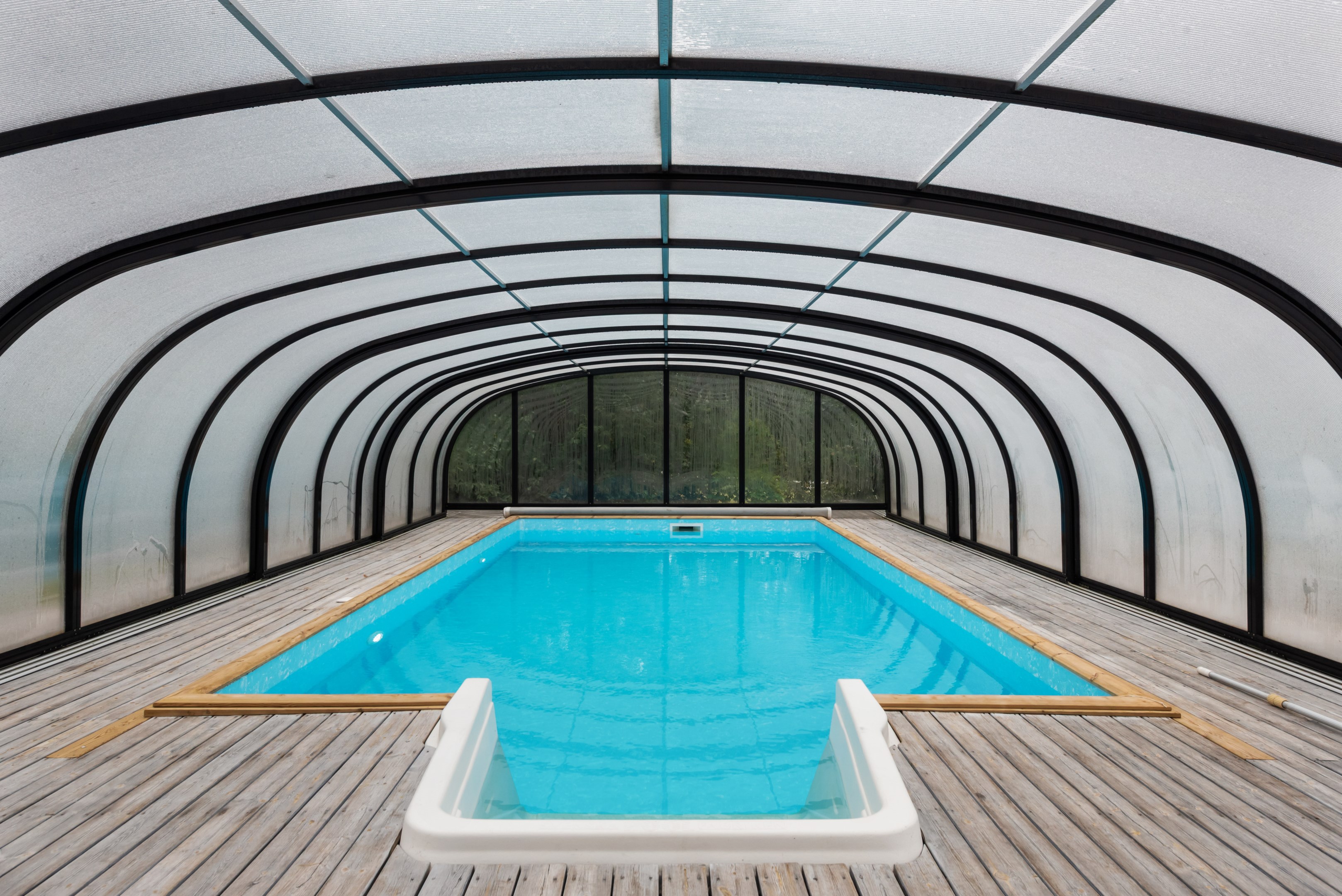 Modern utomhuspool med tak