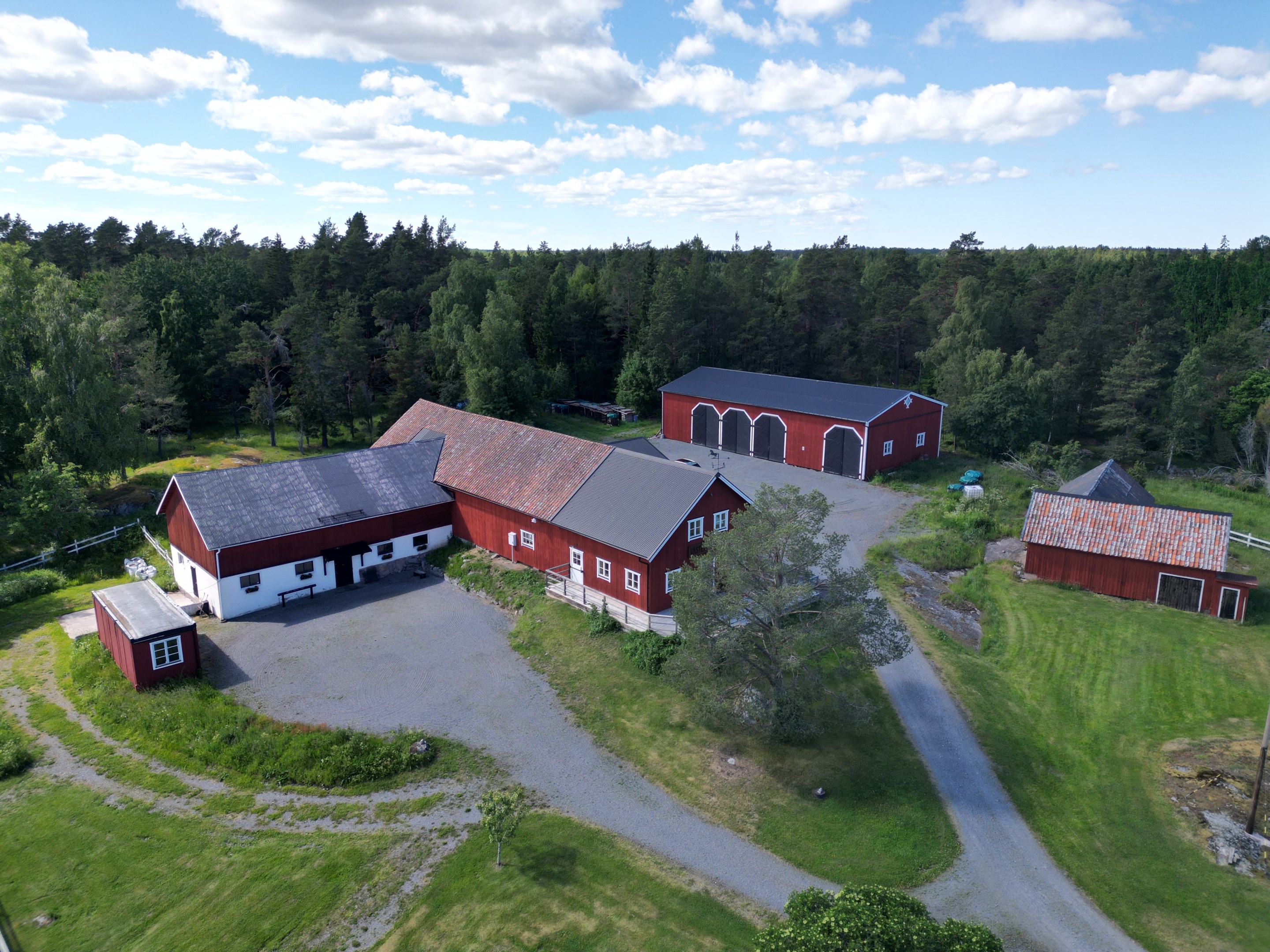 Ekonomibyggnader med stall och eventlokal