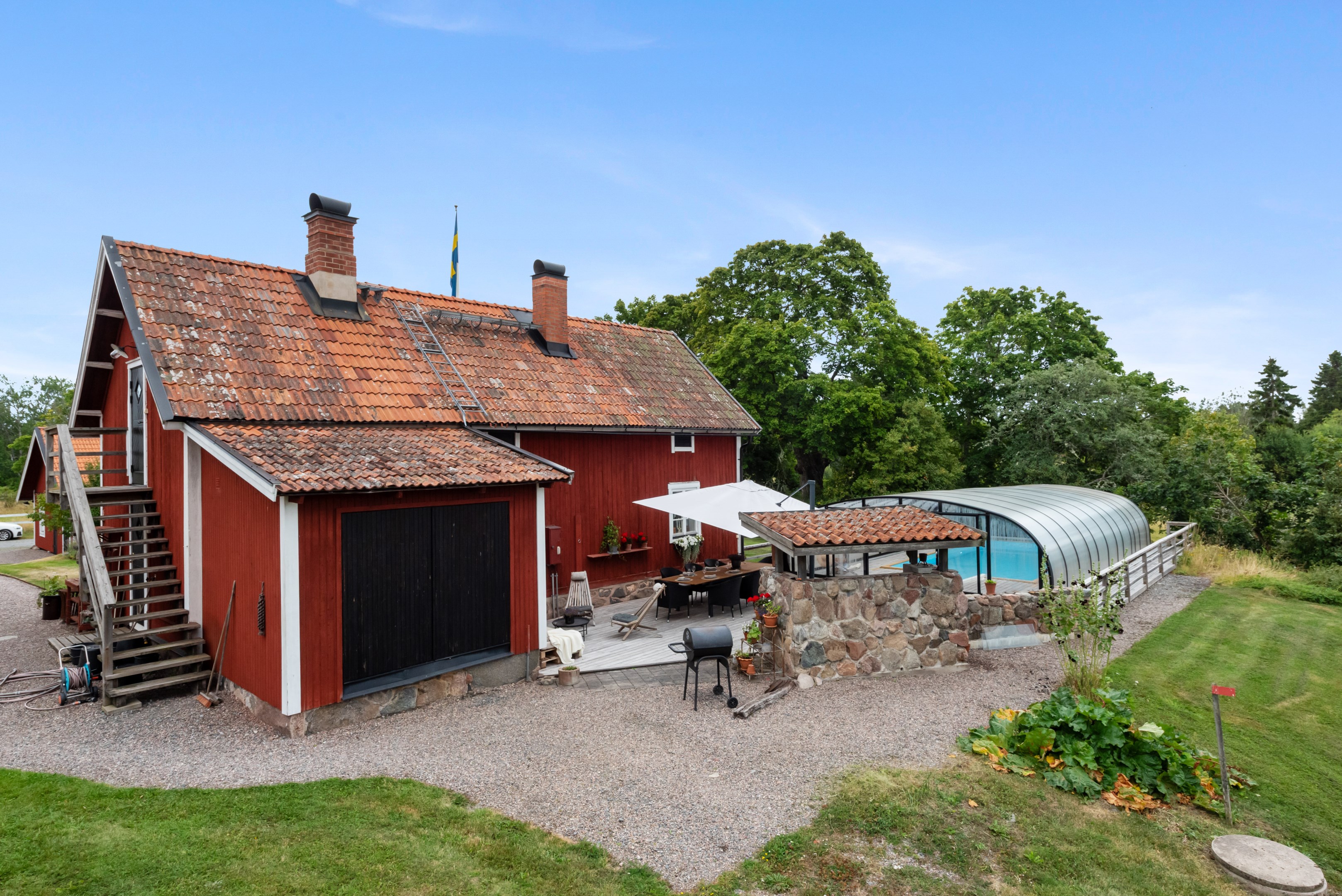 Altan med utomhuspool och grillplats