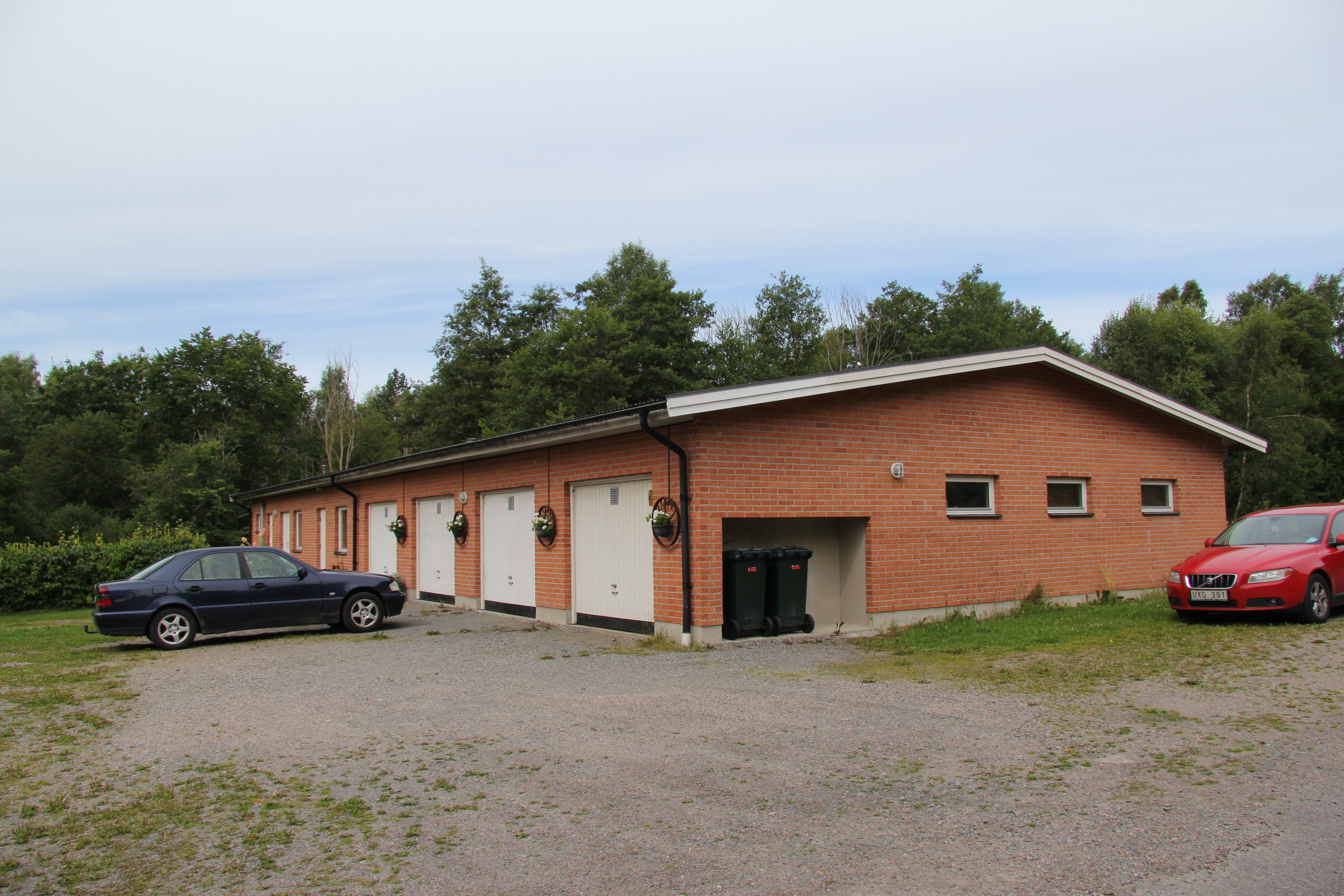 Längan med 9 st garage samt 3 lägenheter