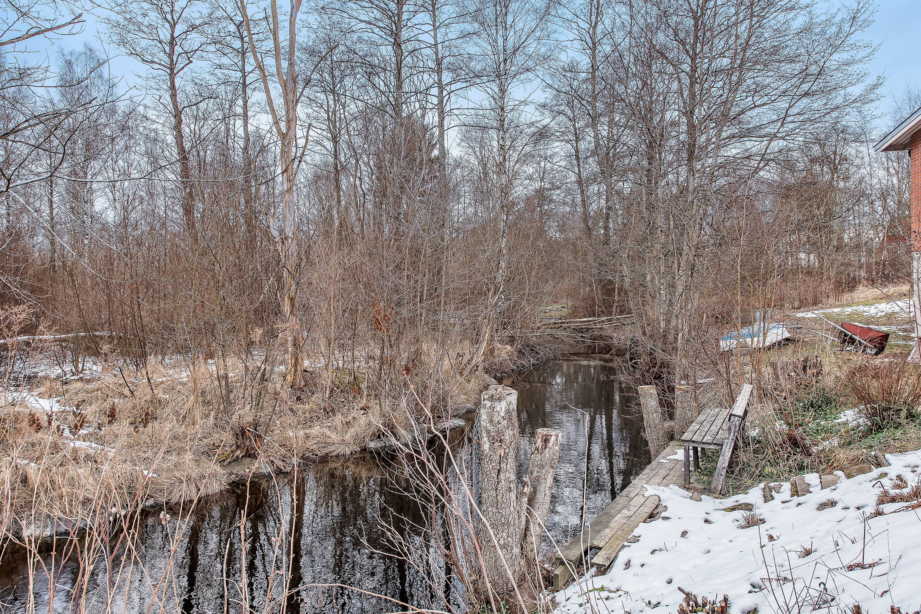 Ån rinner förbi fastigheten
