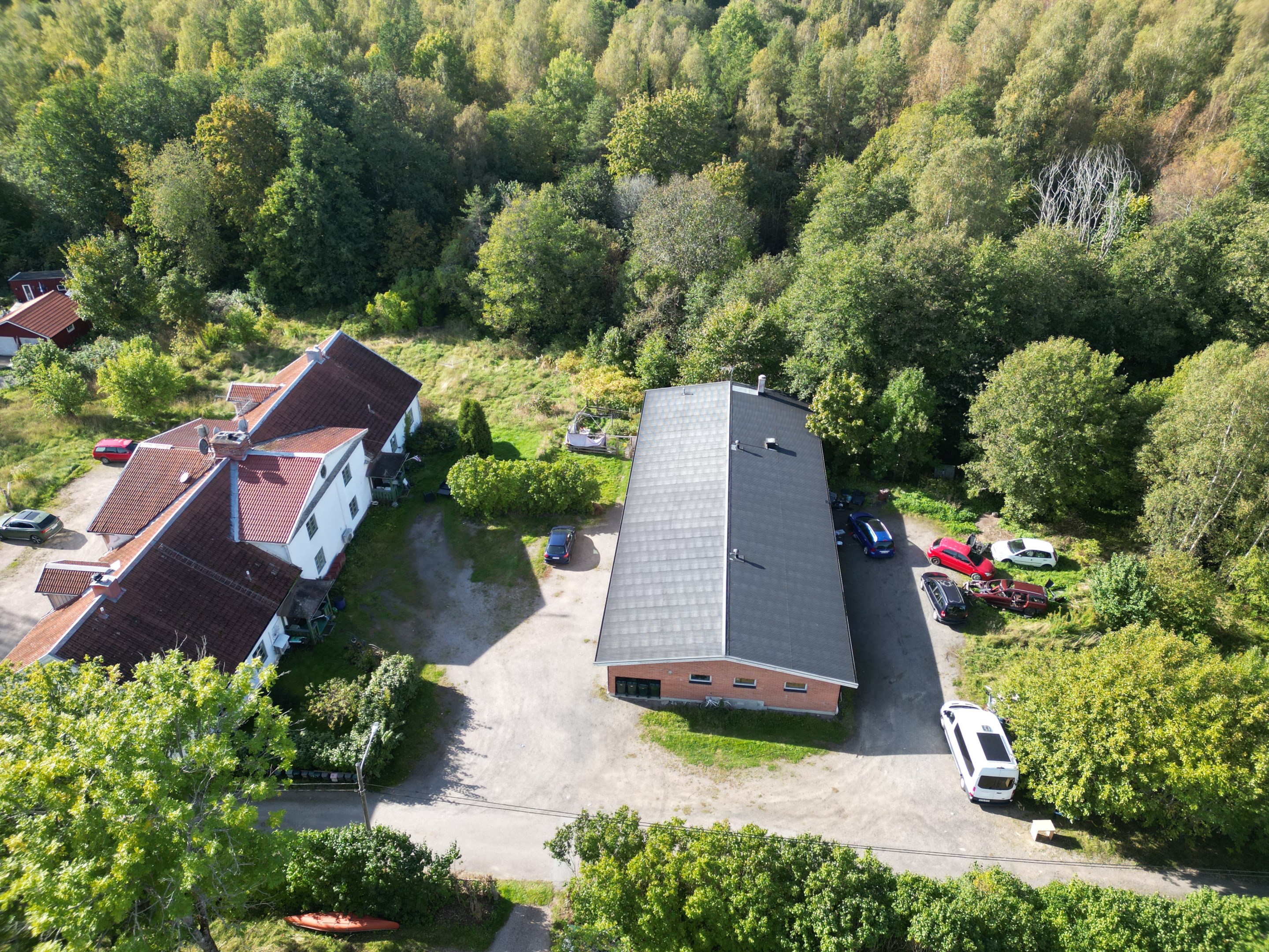 Hus två med lägenheter och garage